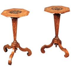 Paire de petites tables anciennes en marqueterie de noyer