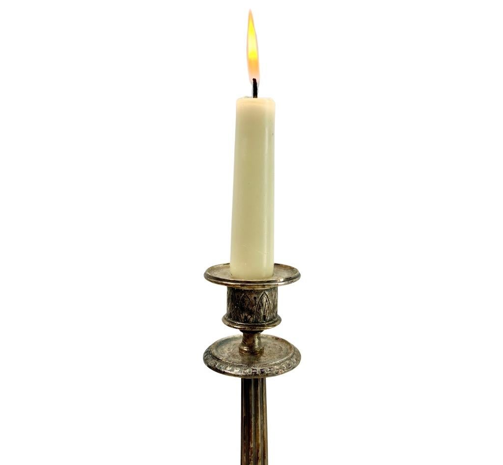 Antikes Paar Kerzenständer aus massivem Messingguss-Messing, Ursprünge Patina, Paar im Angebot 4