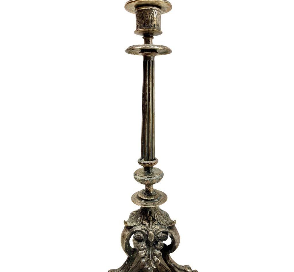 Francese Antica coppia di candelieri in ottone massiccio Originel Patina in vendita