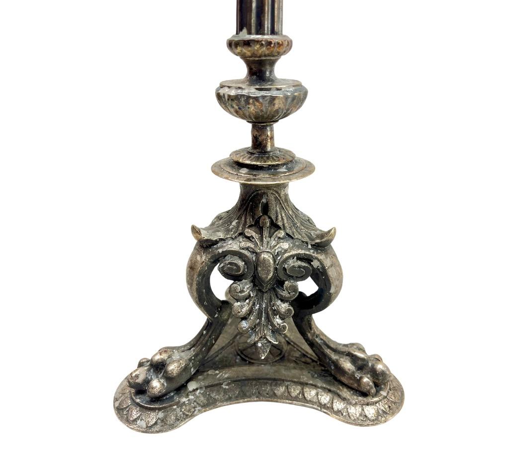 Début du 20ème siècle Paire d'anciens chandeliers en fonte de laiton massif Patina Originel en vente