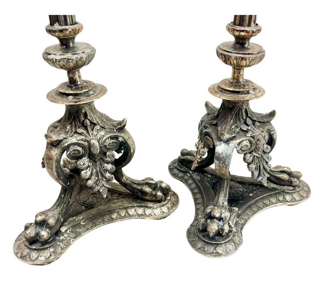 Laiton Paire d'anciens chandeliers en fonte de laiton massif Patina Originel en vente