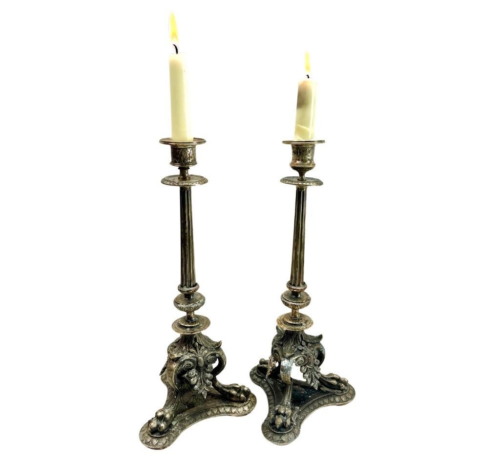 Paire d'anciens chandeliers en fonte de laiton massif Patina Originel en vente 1