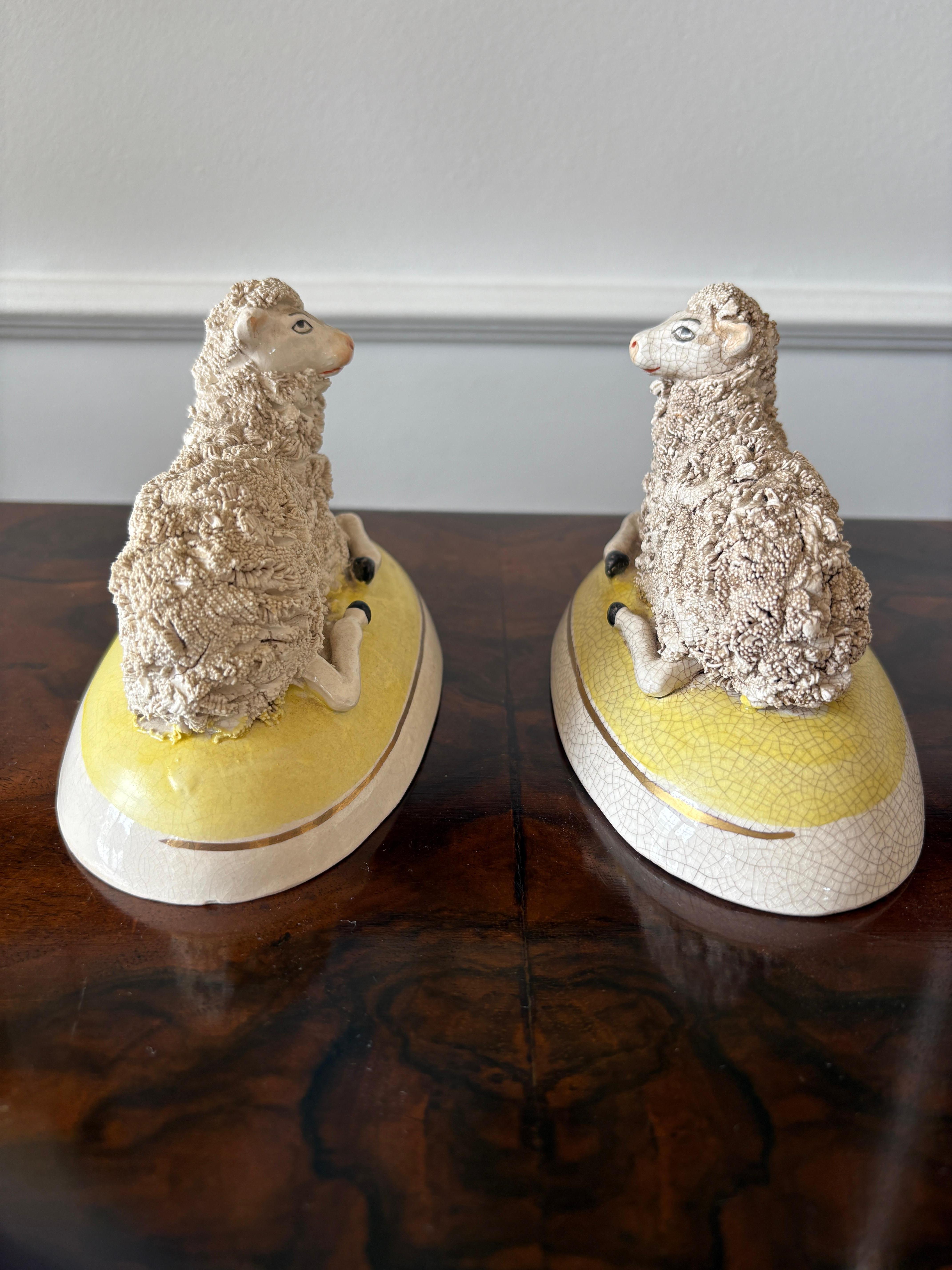 Pareja antigua de ovejas de Staffordshire Inglés en venta
