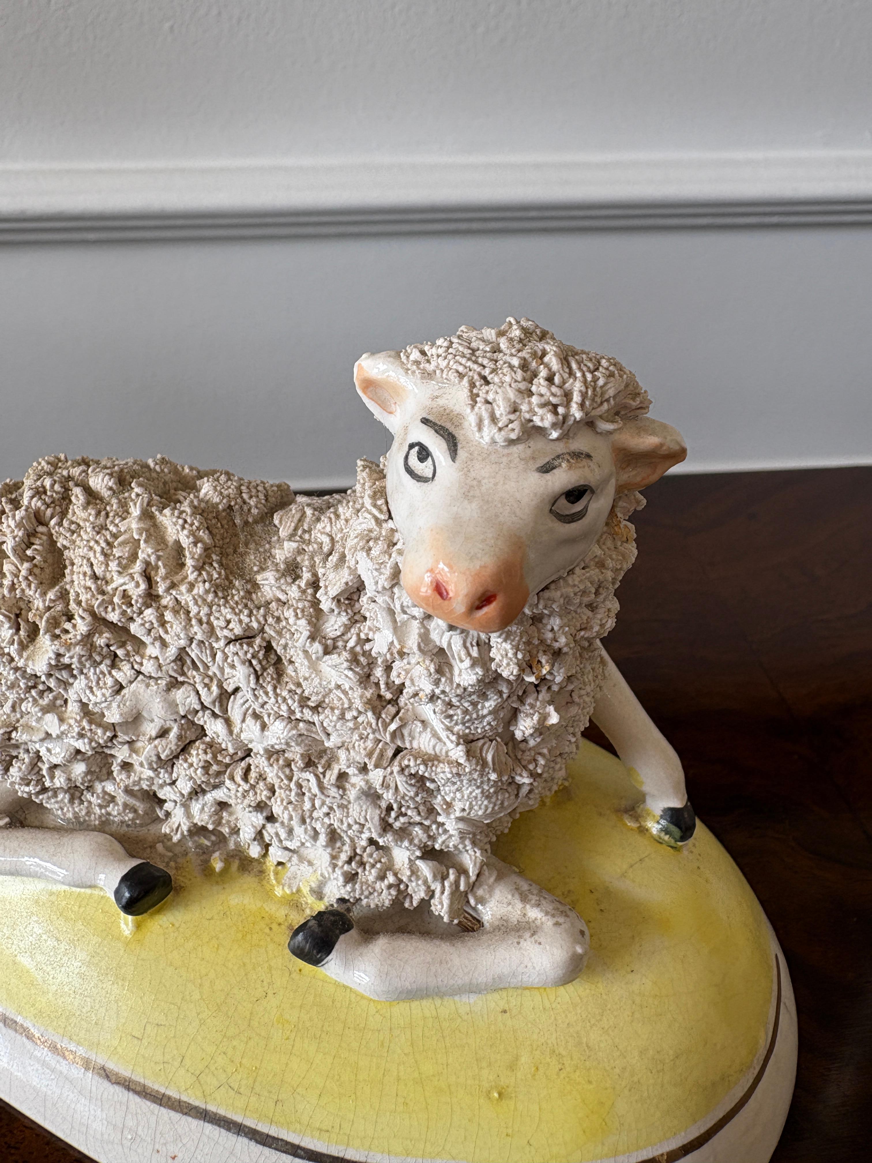 Pareja antigua de ovejas de Staffordshire siglo XIX en venta