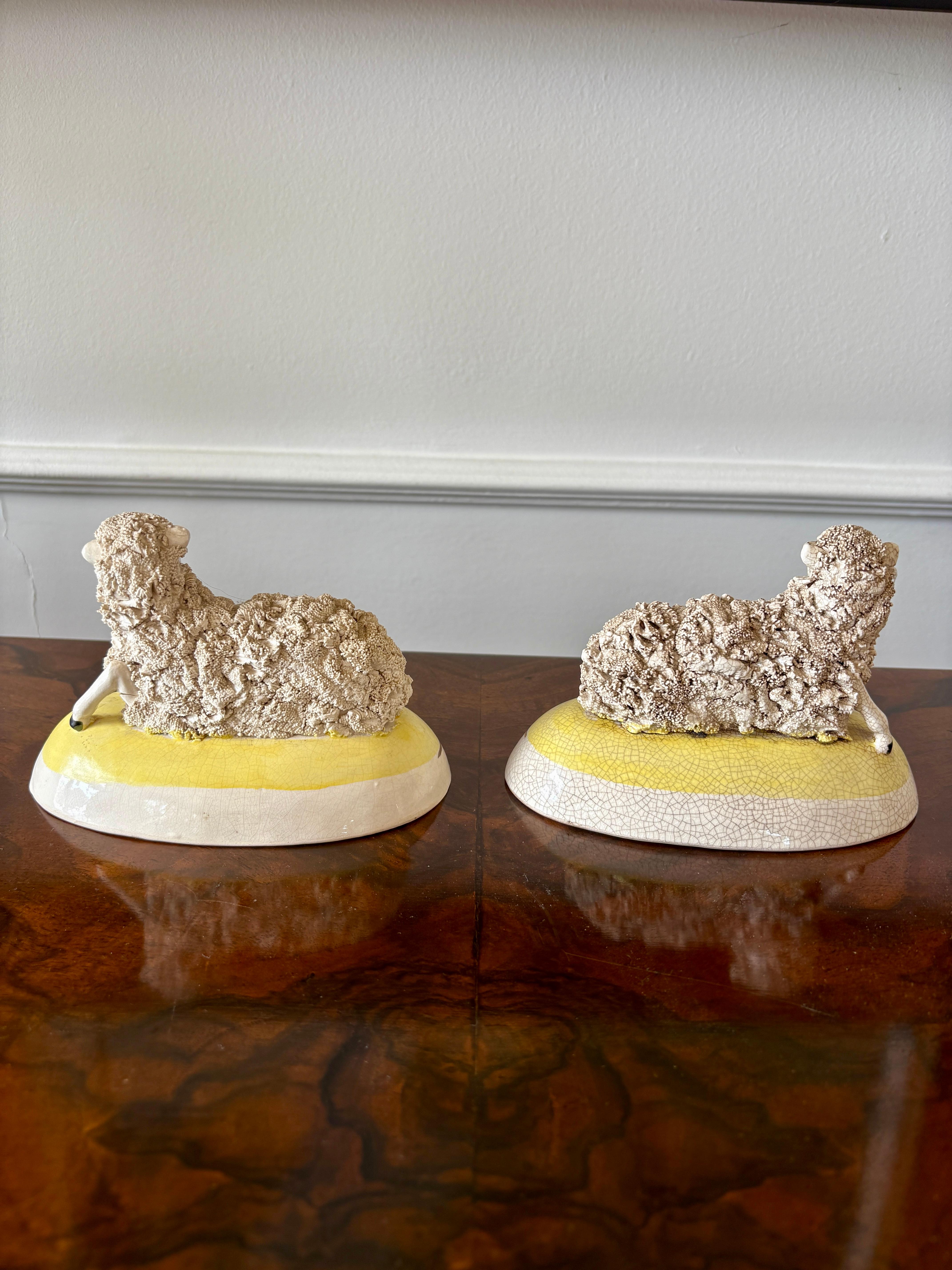 Pareja antigua de ovejas de Staffordshire Cerámico en venta