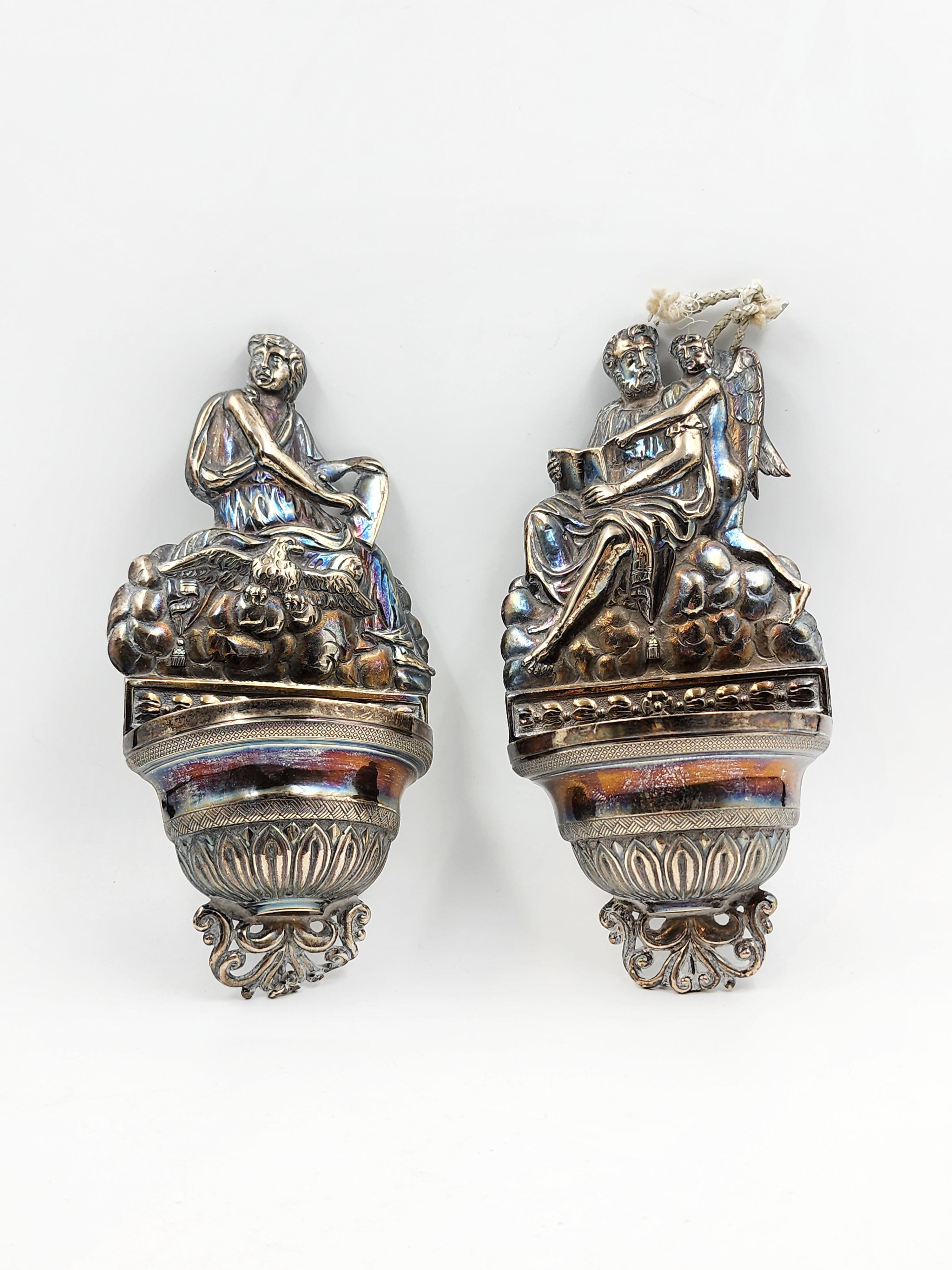 Antique Pair of sterling silver holy water fonts
This splendid pair of embossed silver basins from the 19th century are true masterpieces of craftsmanship. Each one with a different figure, in one the representation of God with an angel and in the