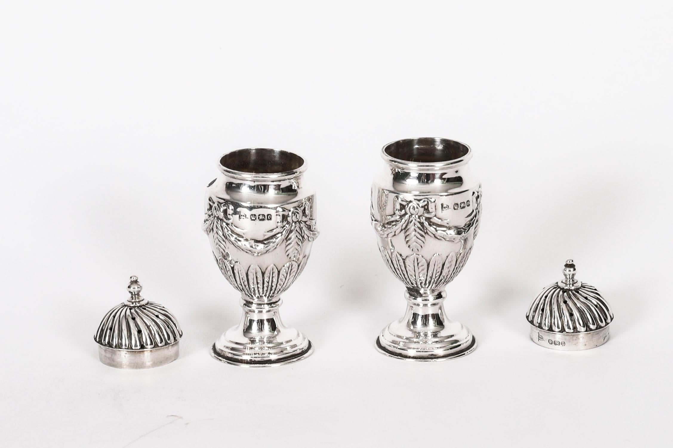 Si tratta di un'affascinante coppia di antiche saliere e pepiere neoclassiche in argento sterling di epoca vittoriana con il marchio del rinomato argentiere Walker & Hall e i timbri di Sheffield 1895.

La coppia è decorata con fiocchi e foglie con