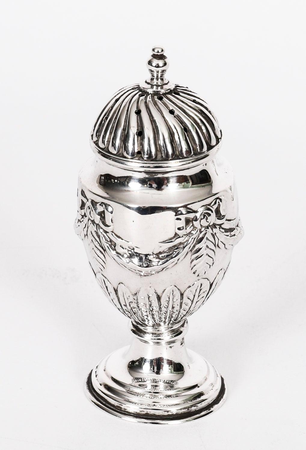 Inglese Antica coppia di Shakers in argento sterling per sale e pepe del 1885, XIX secolo in vendita