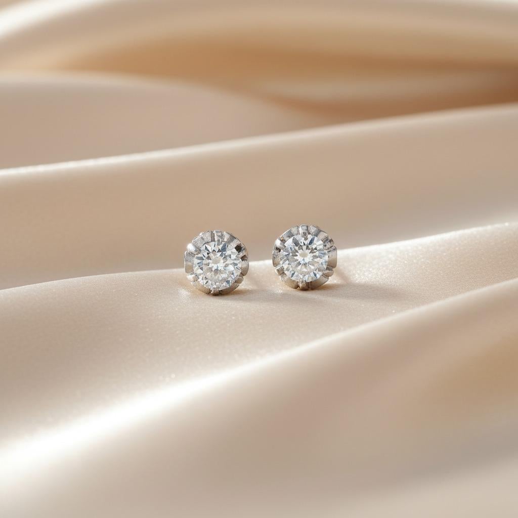 Edoardiano Coppia di borchie antiche in oro 18kt e platino con 1,00 CTS di diamanti in vendita