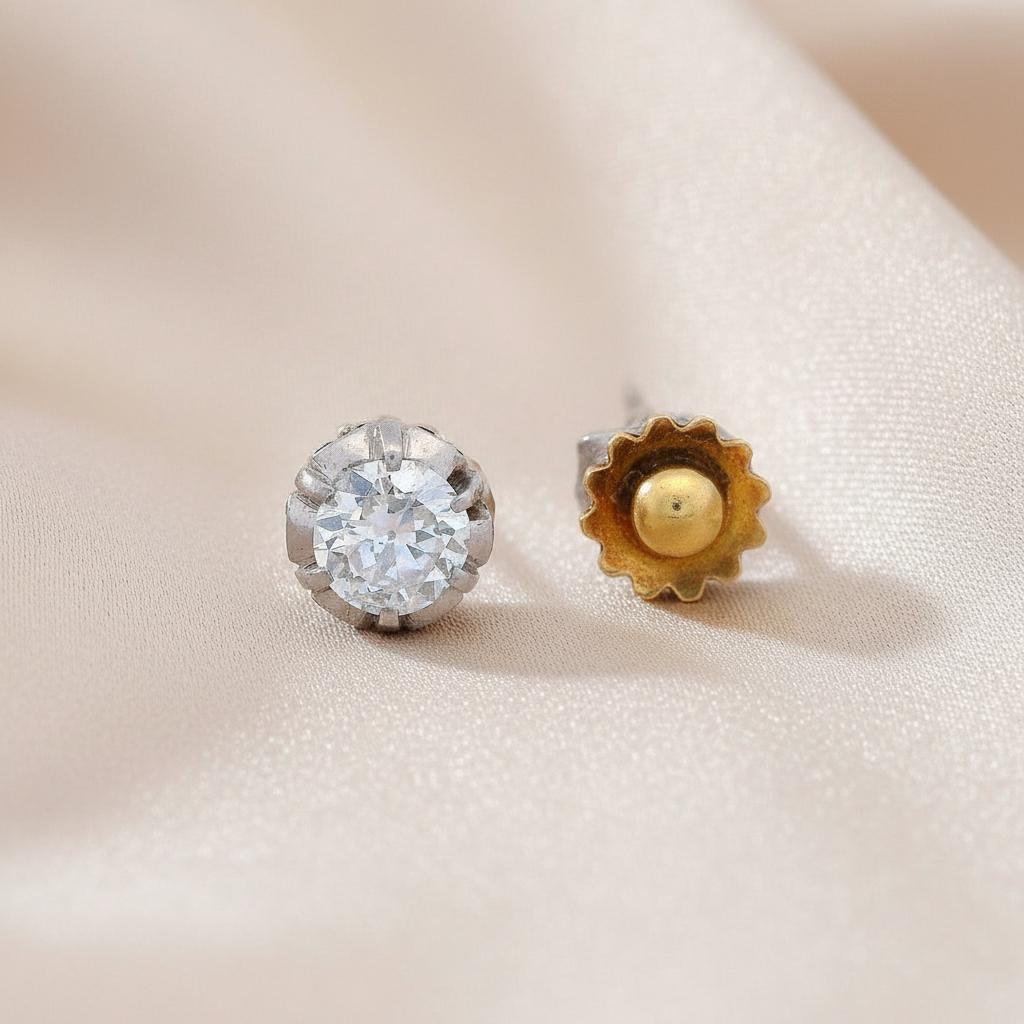 Taglio rotondo Coppia di borchie antiche in oro 18kt e platino con 1,00 CTS di diamanti in vendita