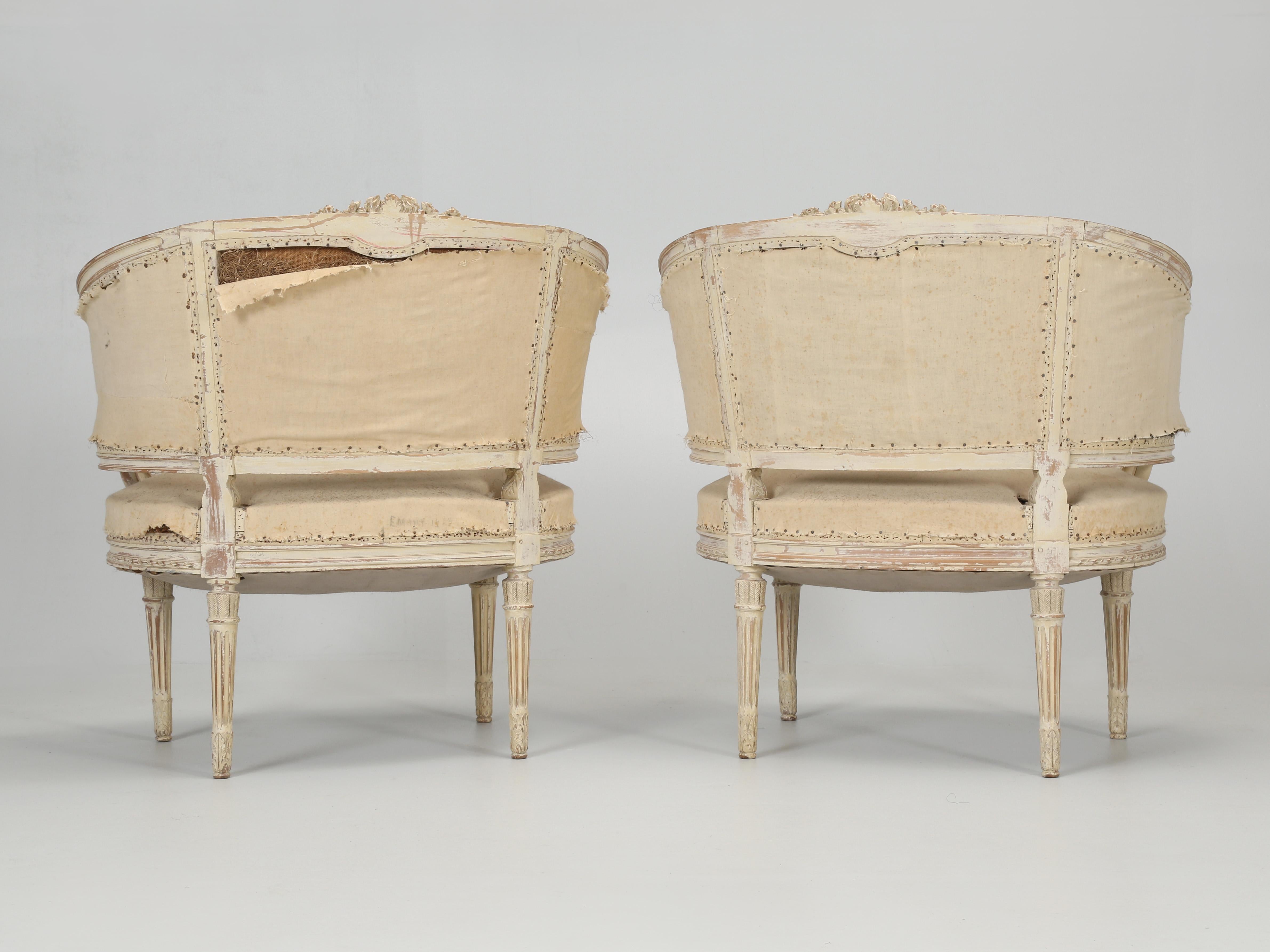 Antikes Paar schwedischer Bergère-Stühle im Louis XVI-Stil in alter Farbe aus der Zeit um 1800 im Angebot 3