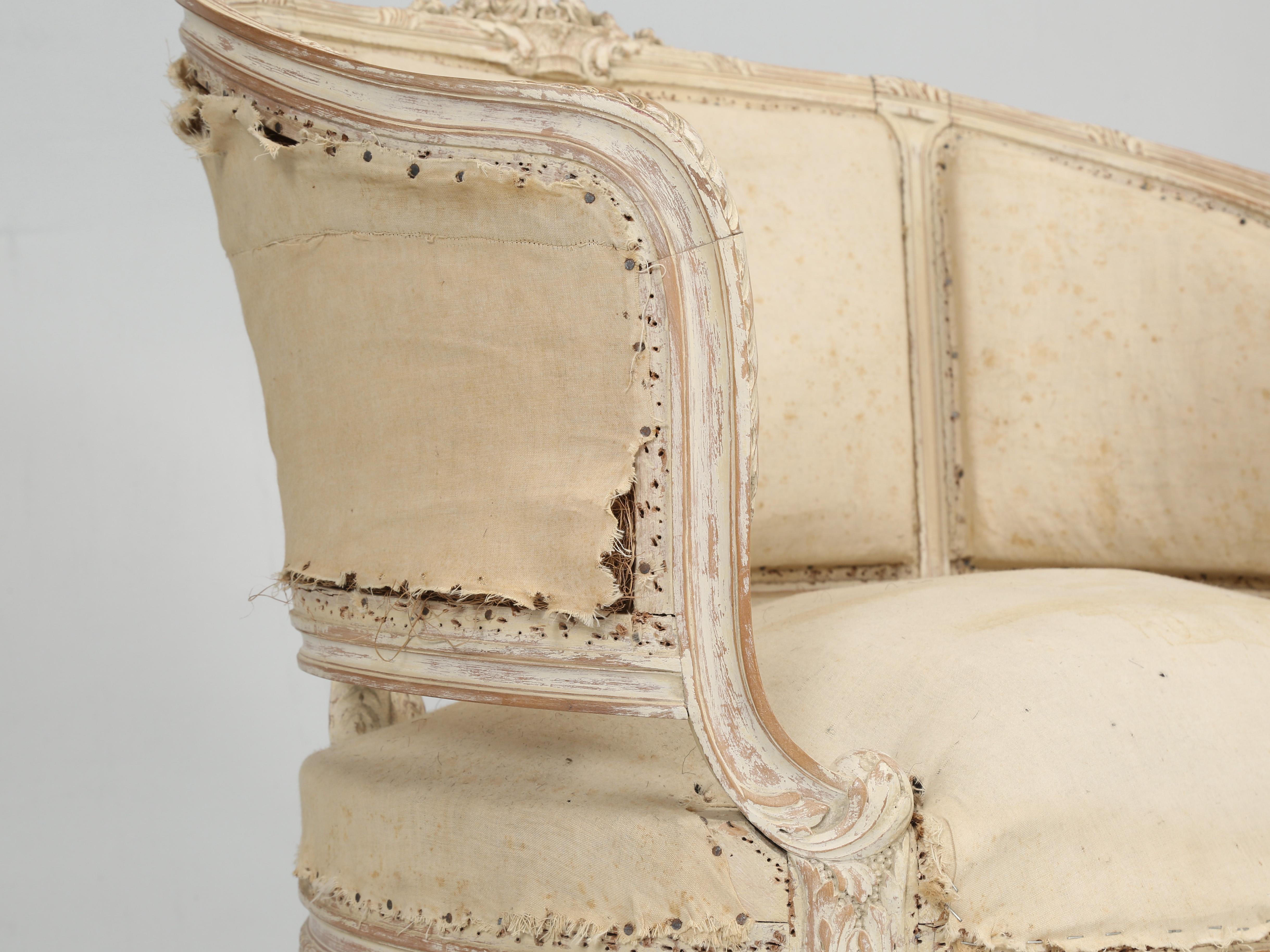 Antikes Paar schwedischer Bergère-Stühle im Louis XVI-Stil in alter Farbe aus der Zeit um 1800 (Handgeschnitzt) im Angebot