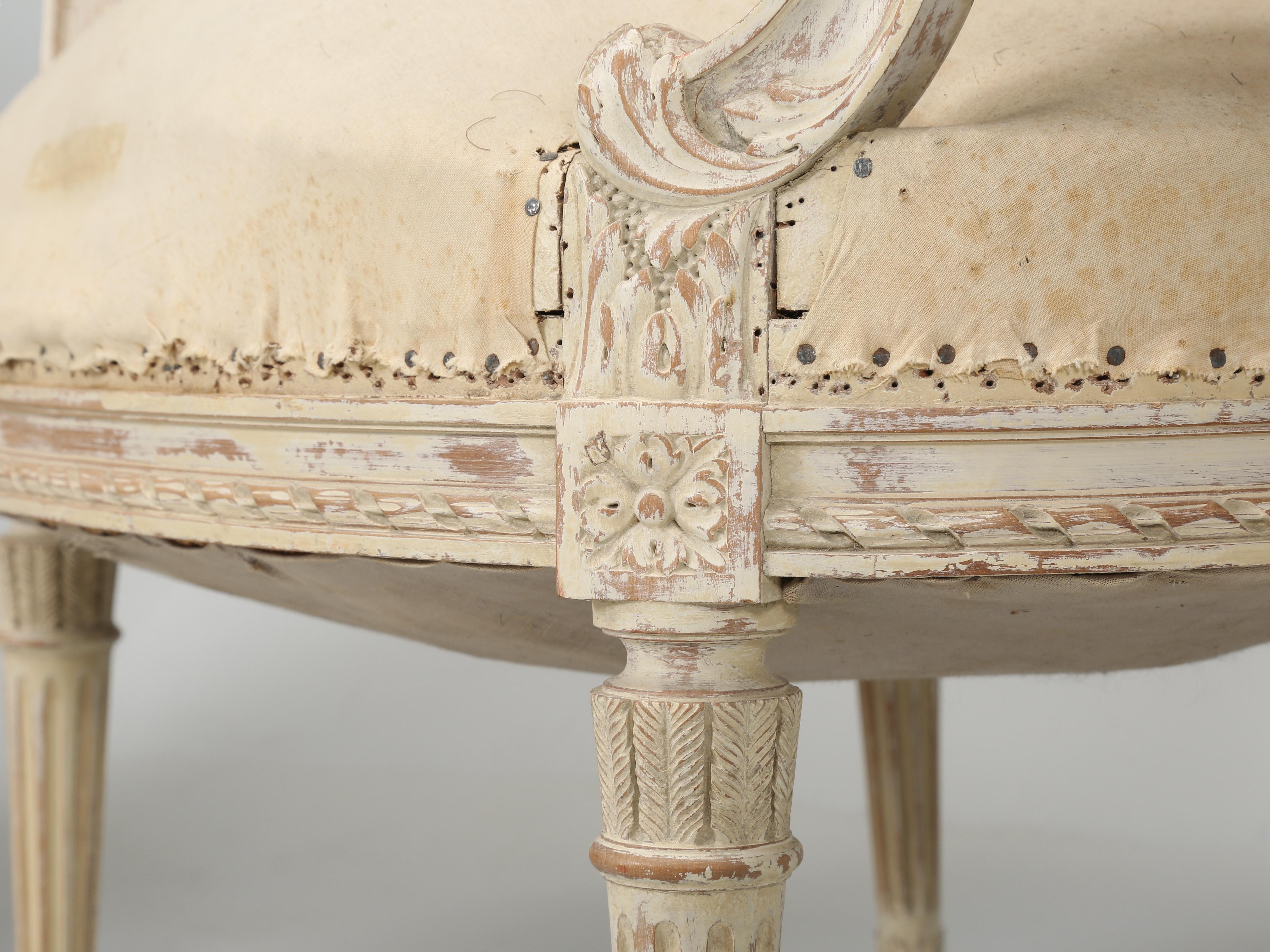 Antikes Paar schwedischer Bergère-Stühle im Louis XVI-Stil in alter Farbe aus der Zeit um 1800 (Stoff) im Angebot