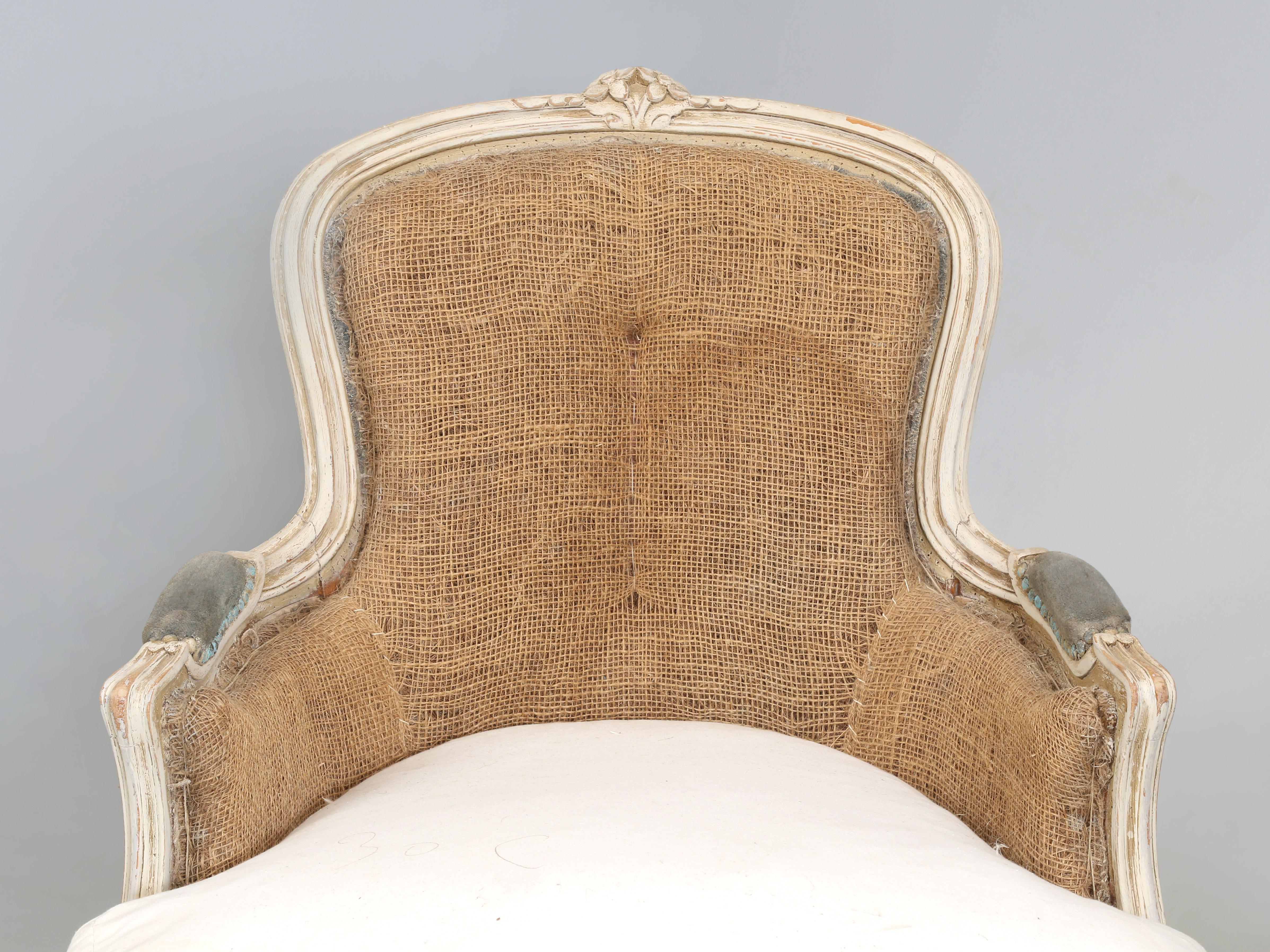 Antikes Paar Bergère-Stühle aus Schweden im klassischen gustavianischen Stil der Möbel. Gustavianische Möbel waren ein führender Stil in der schwedischen Architektur und Innenausstattung während der Herrschaft von König Gustav III. von Schweden.