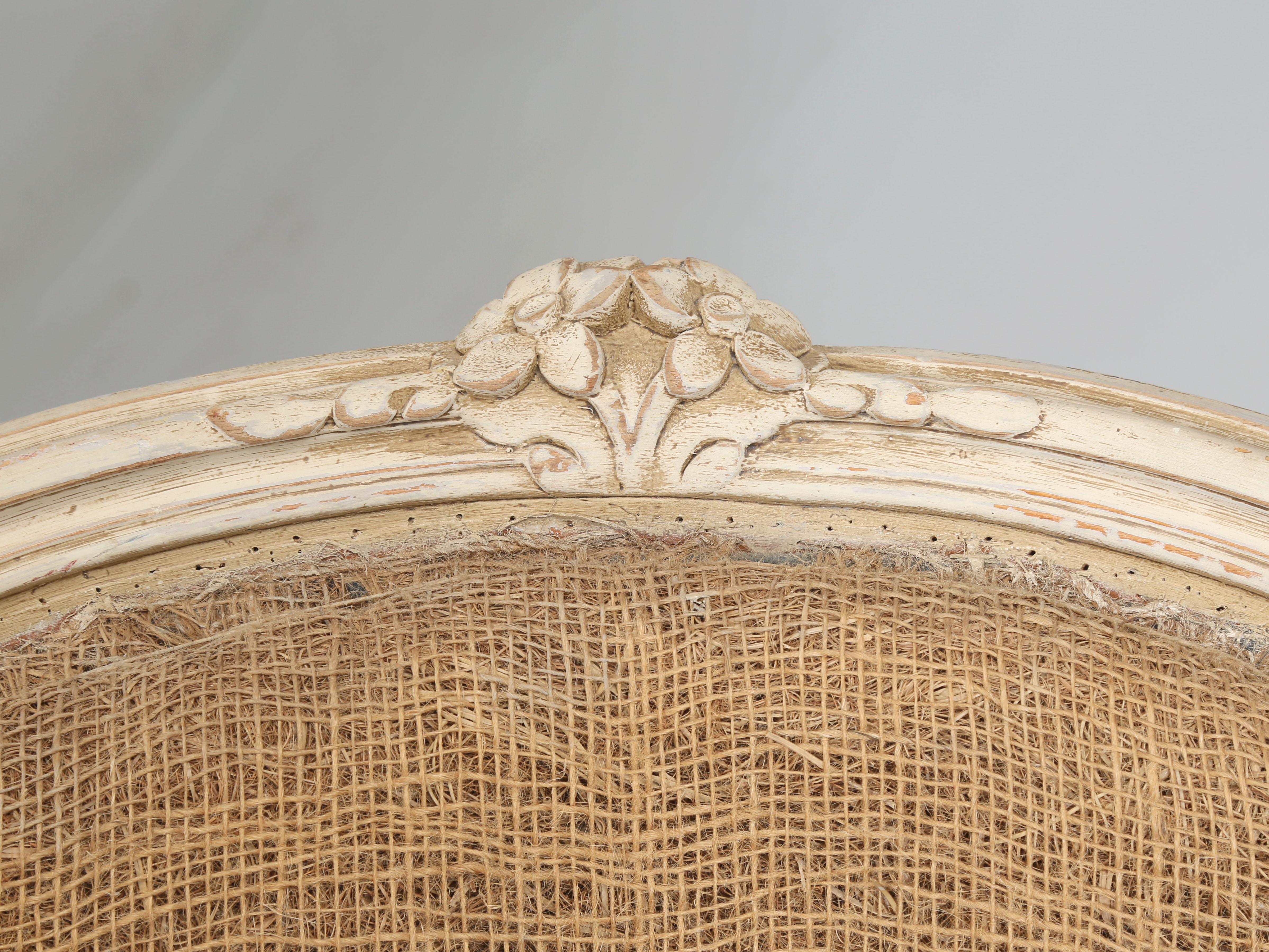 Antikes Paar schwedischer Gustavianischer Bergère Stühle in alter Farbe unrestauriert um 1900 (Schwedisch) im Angebot
