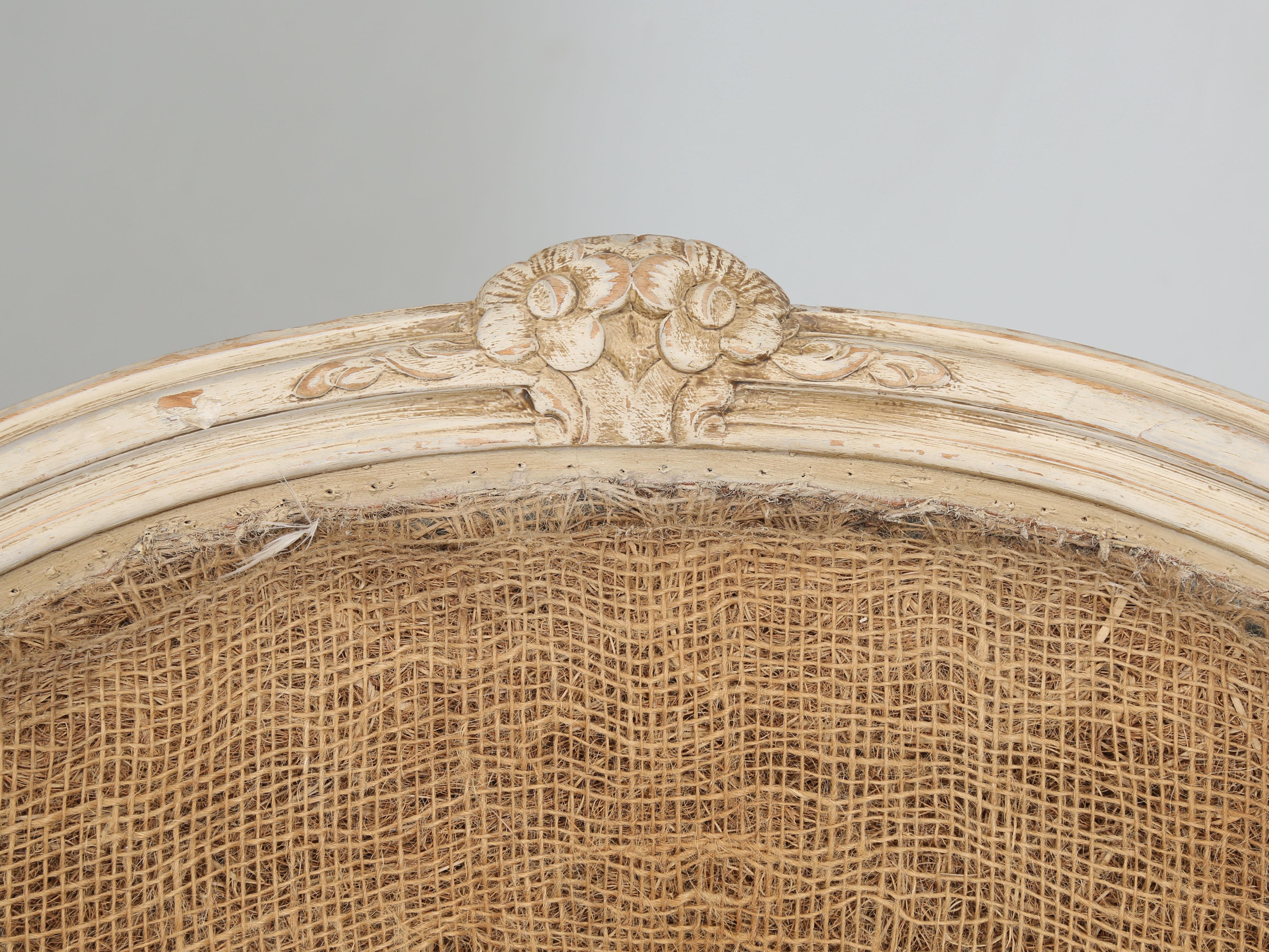 Antikes Paar schwedischer Gustavianischer Bergère Stühle in alter Farbe unrestauriert um 1900 (Handgefertigt) im Angebot