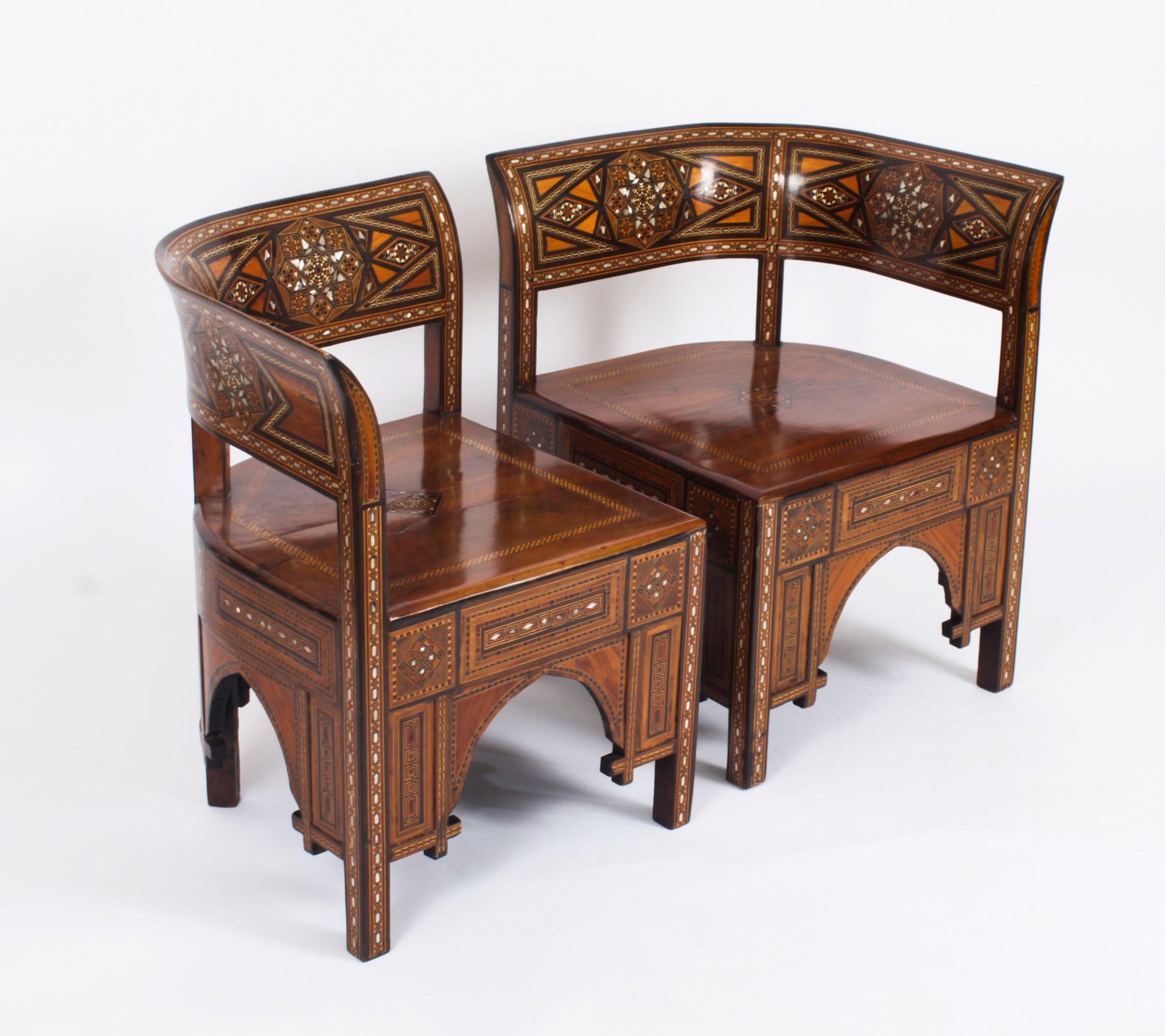Superbe paire de fauteuils syriens en damas, datant d'environ 1900.

Cette paire de fauteuils en parquet est délicieusement fabriquée en bois dur avec de merveilleuses couleurs.  Ils sont ornés d'un décor marqueté composé d'ébène, de noyer et de