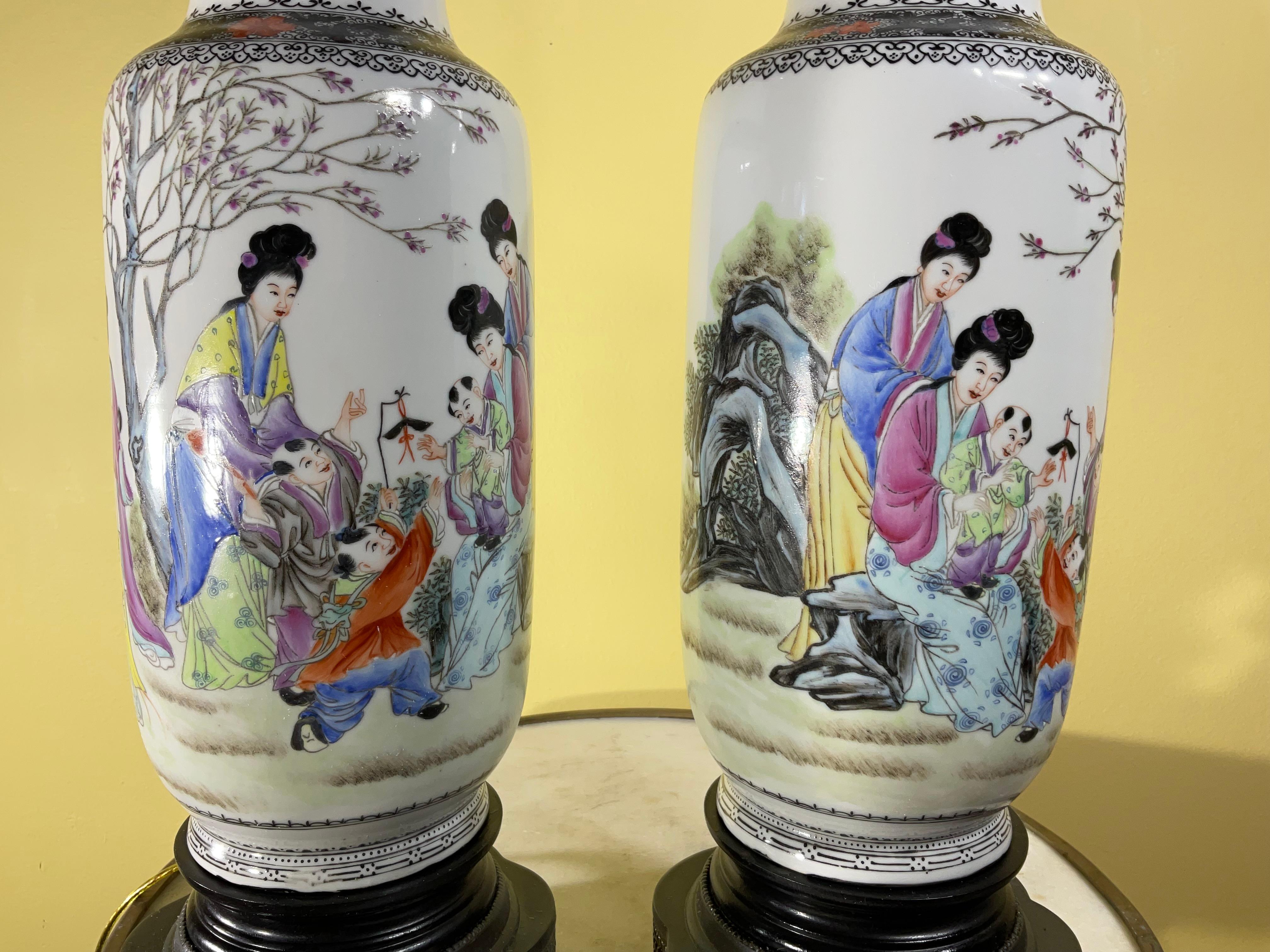 Paire de lampes de bureau anciennes en porcelaine chinoiseries, nouvellement  Electrifié en vente 3