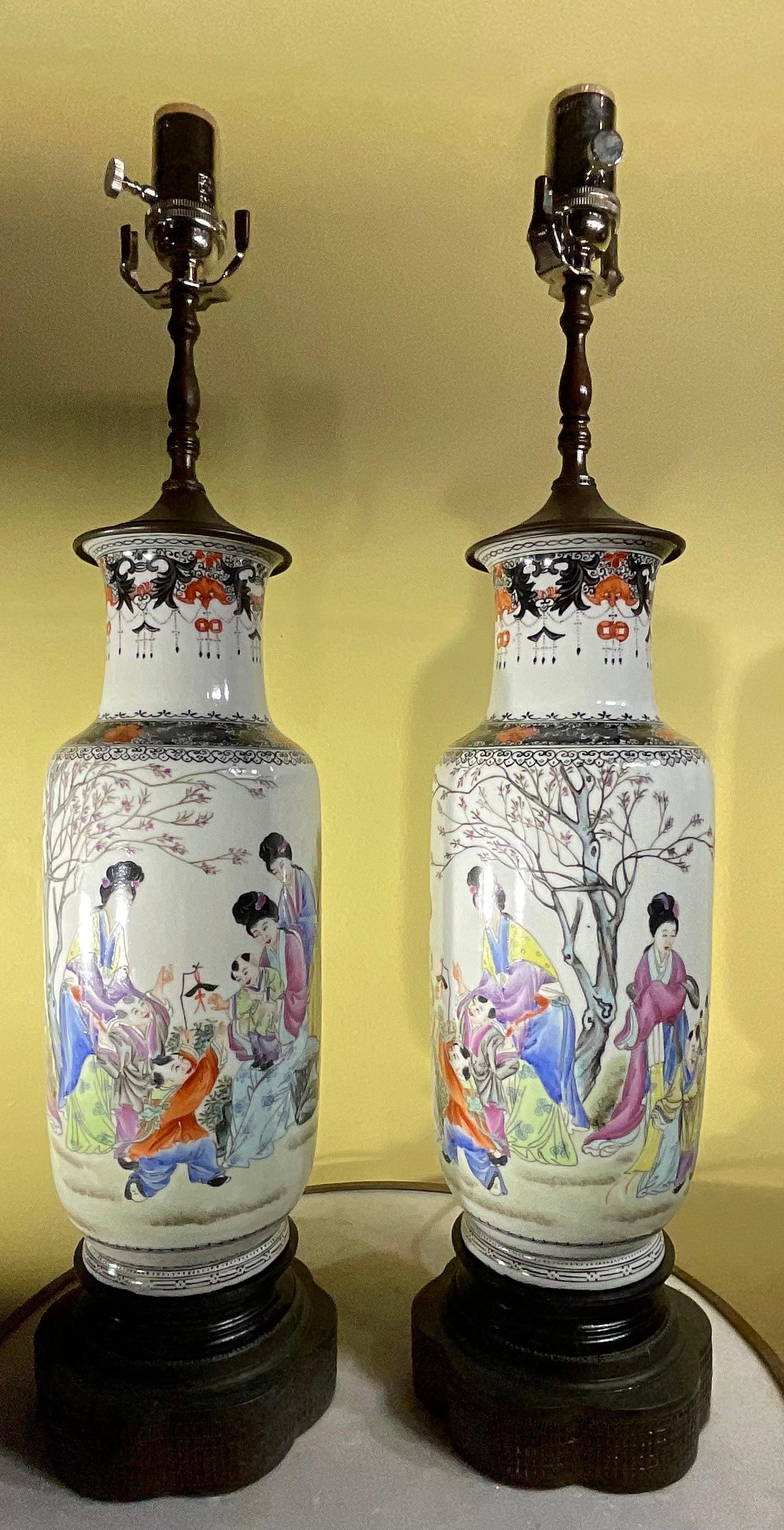 Paire de lampes de bureau anciennes en porcelaine chinoiseries, nouvellement  Electrifié en vente 7