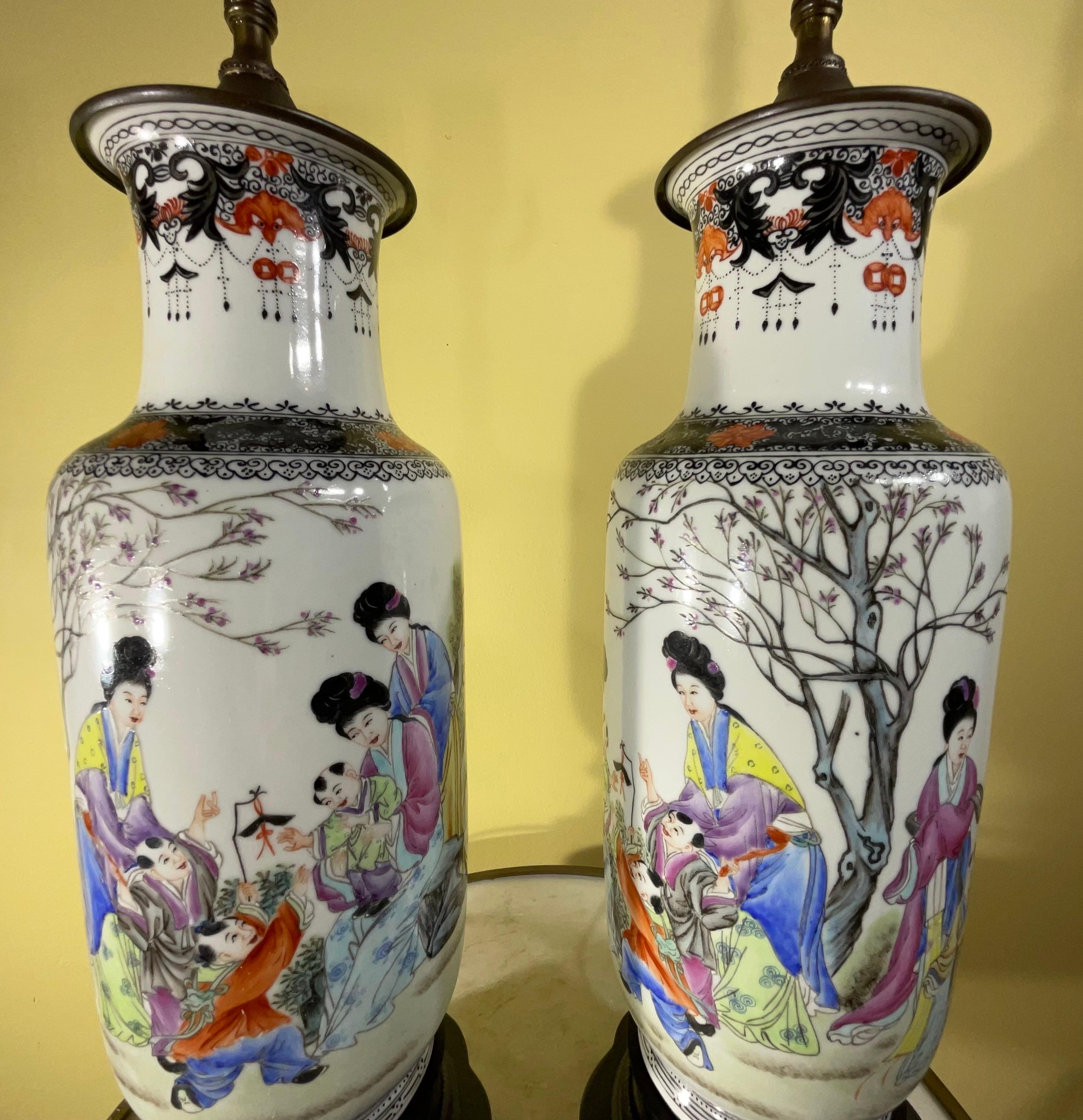 Paire de lampes de bureau anciennes en porcelaine chinoiseries, nouvellement  Electrifié en vente 8