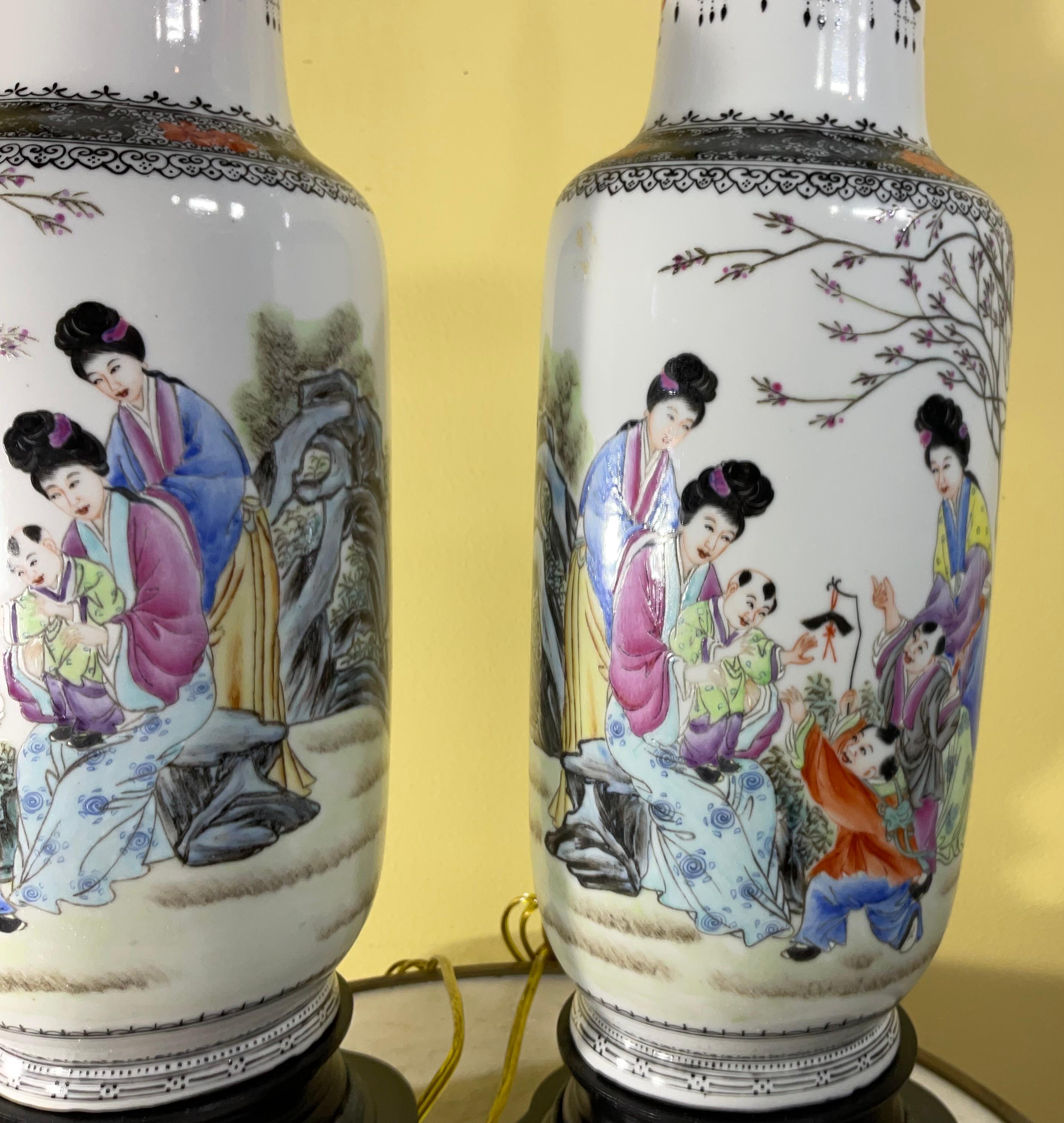 Chinois Paire de lampes de bureau anciennes en porcelaine chinoiseries, nouvellement  Electrifié en vente