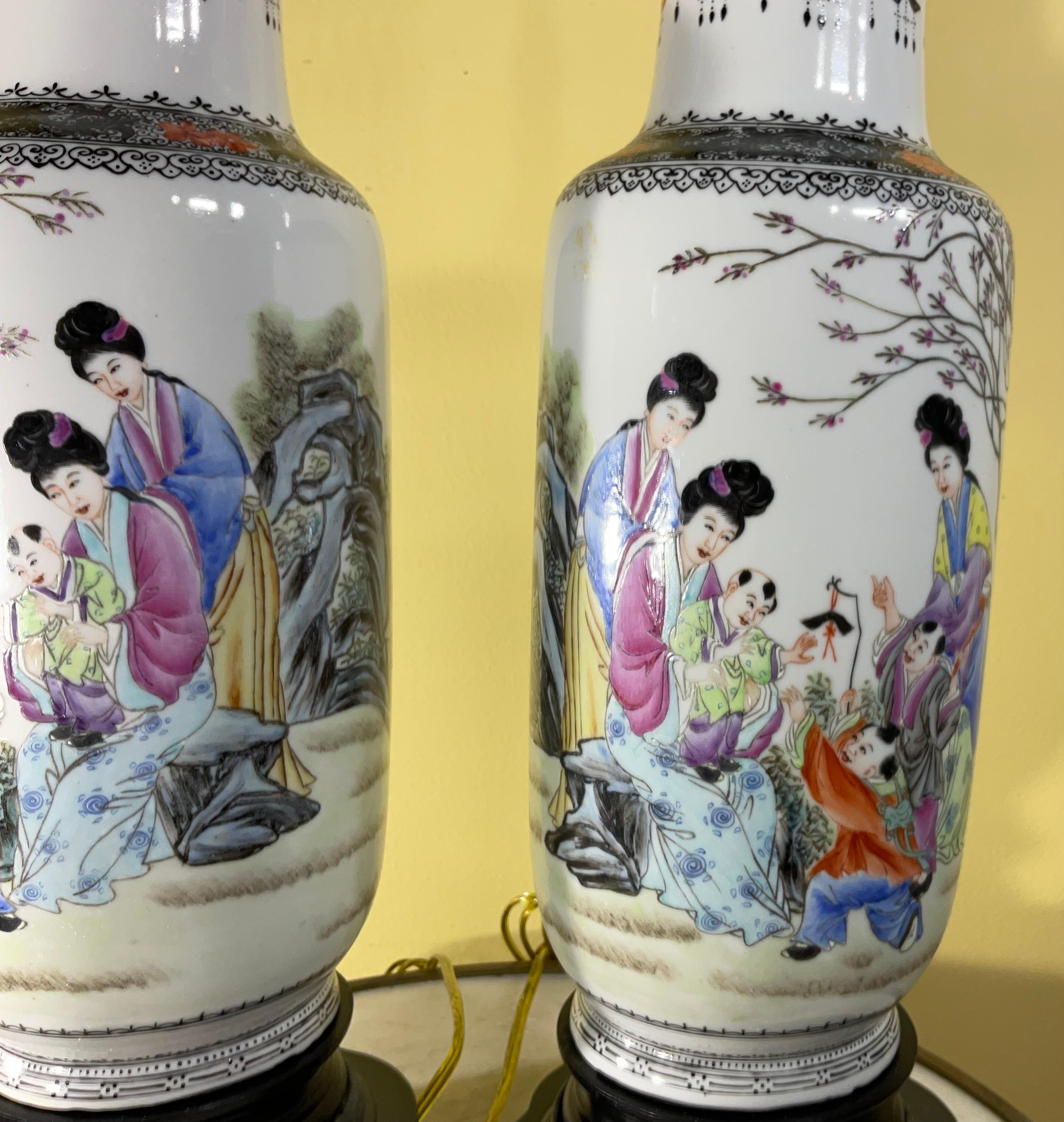 Cinese Antica coppia di lampade da tavolo Chinoiserie Vasi di porcellana Nuovi  Elettrificato in vendita