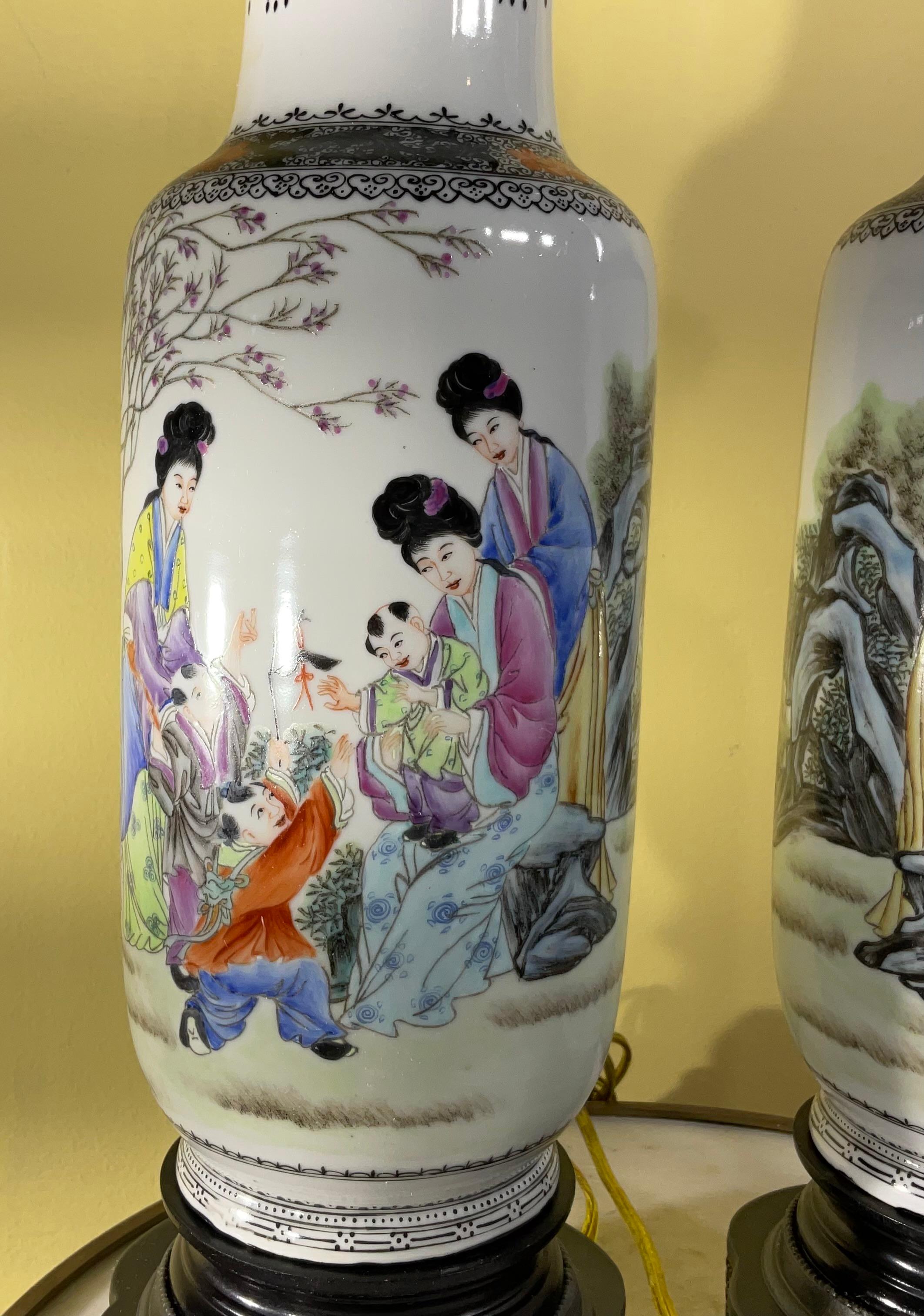 Peint à la main Paire de lampes de bureau anciennes en porcelaine chinoiseries, nouvellement  Electrifié en vente