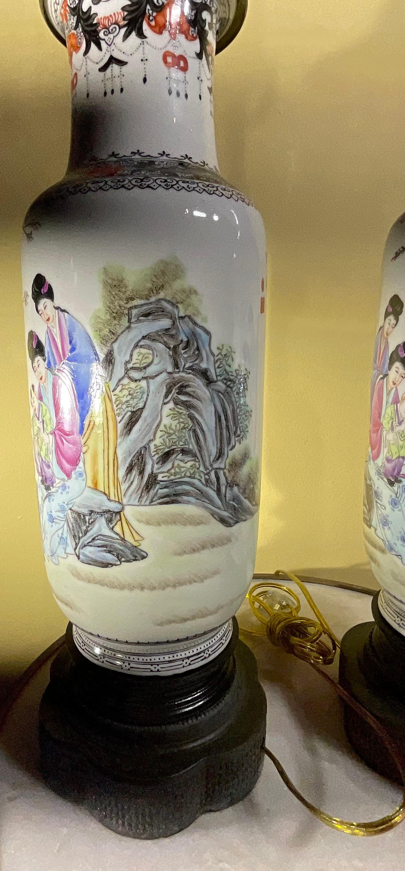20ième siècle Paire de lampes de bureau anciennes en porcelaine chinoiseries, nouvellement  Electrifié en vente