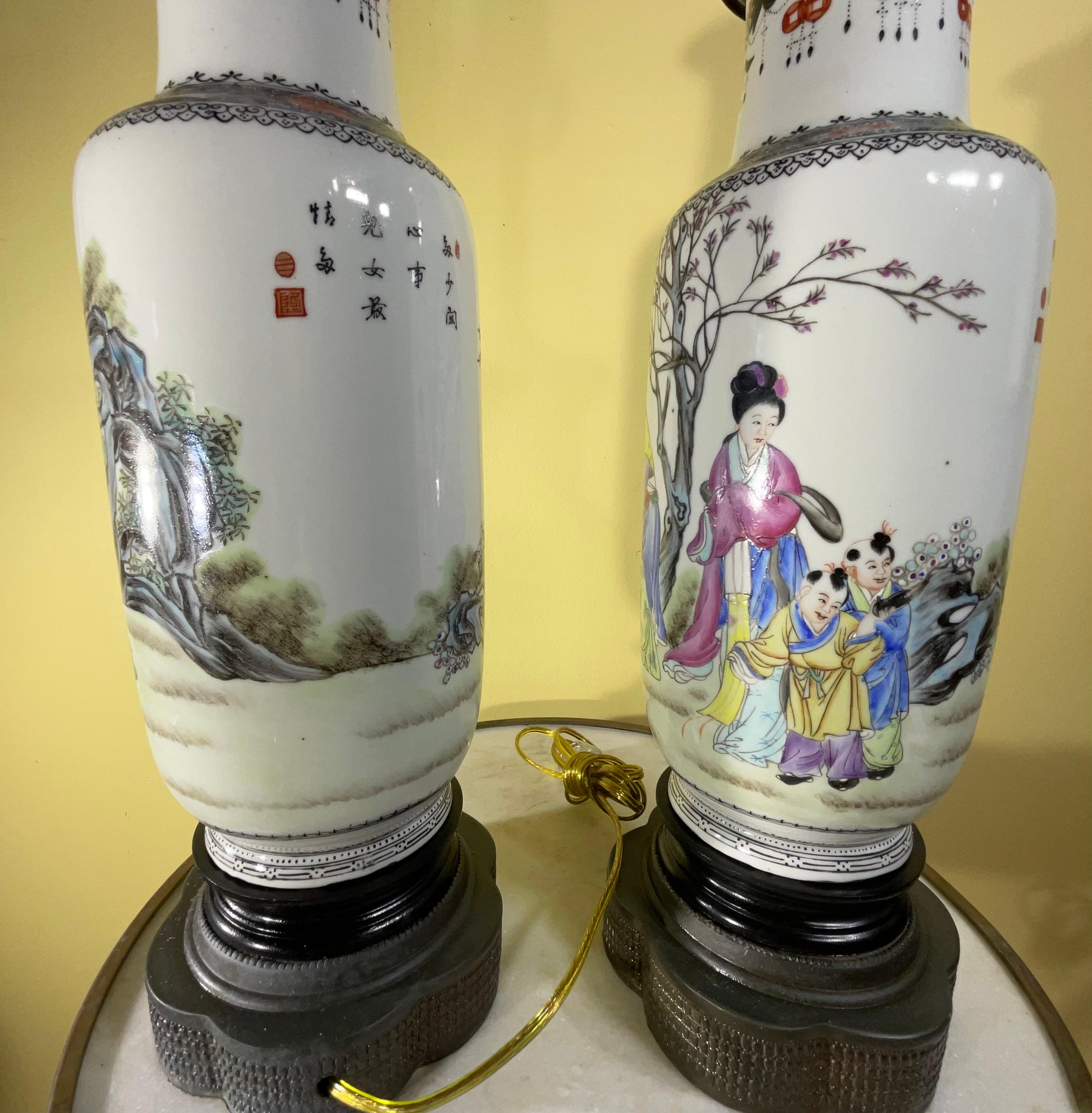 Métal Paire de lampes de bureau anciennes en porcelaine chinoiseries, nouvellement  Electrifié en vente