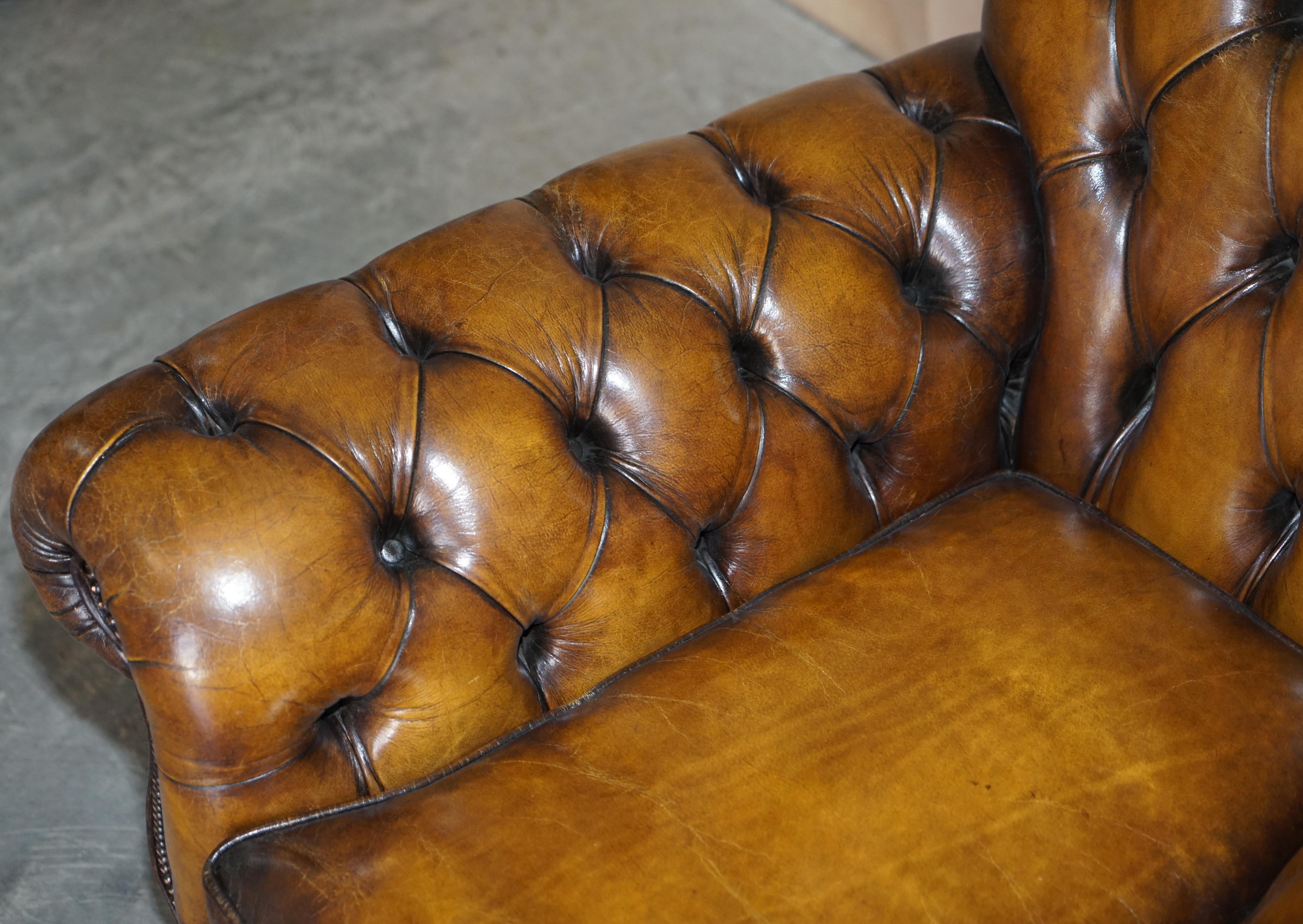 Paire de fauteuils anciens en cuir marron de style Thomas Chippendale de Chesterfield en vente 11