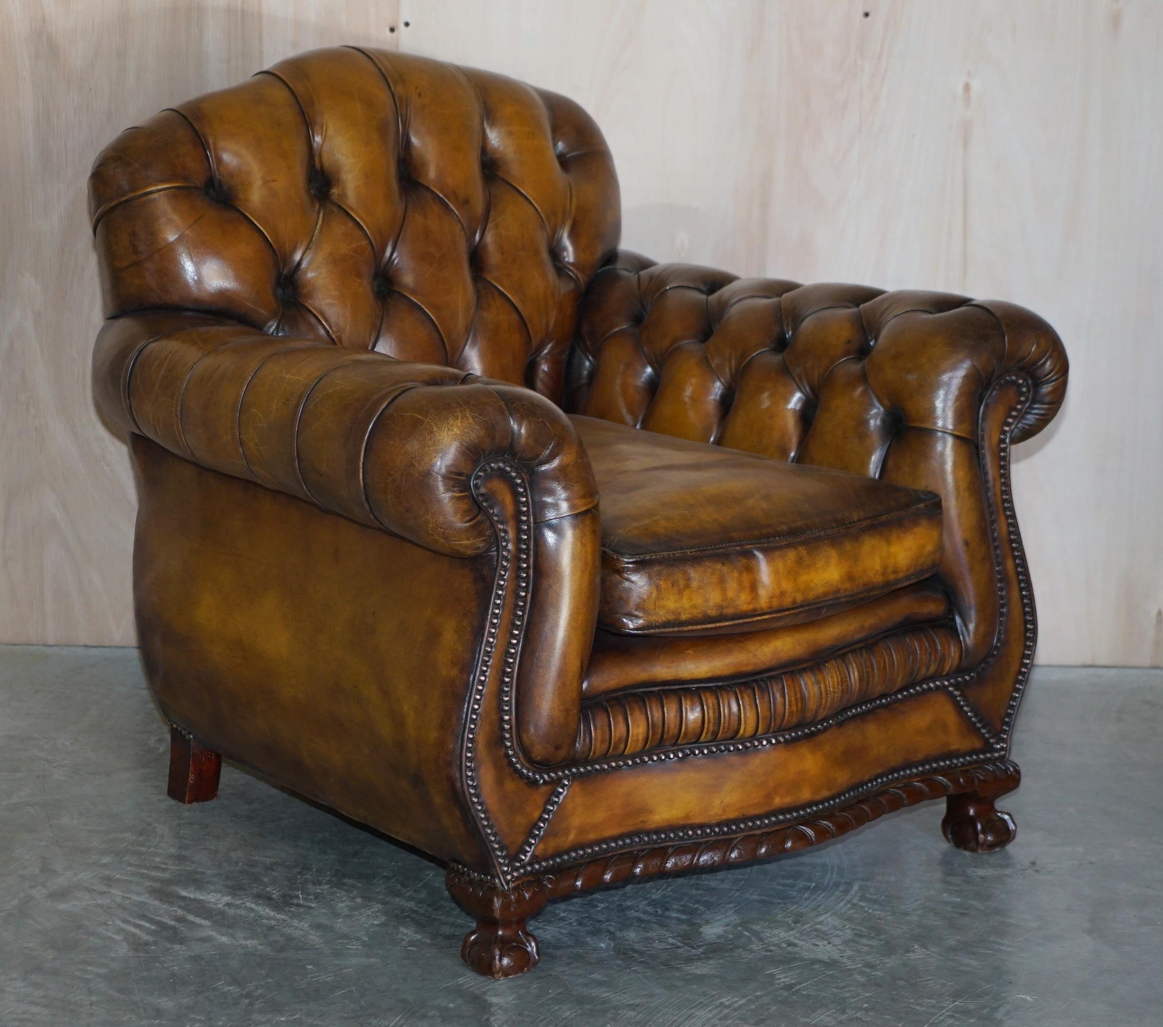 Nous sommes ravis d'offrir à la vente cette belle paire de fauteuils club Chesterfield boutonnés en cuir brun teint à la main, de style Thomas Chippendale, entièrement restaurés, avec des pieds griffes et boules.

Une paire de fauteuils décoratifs