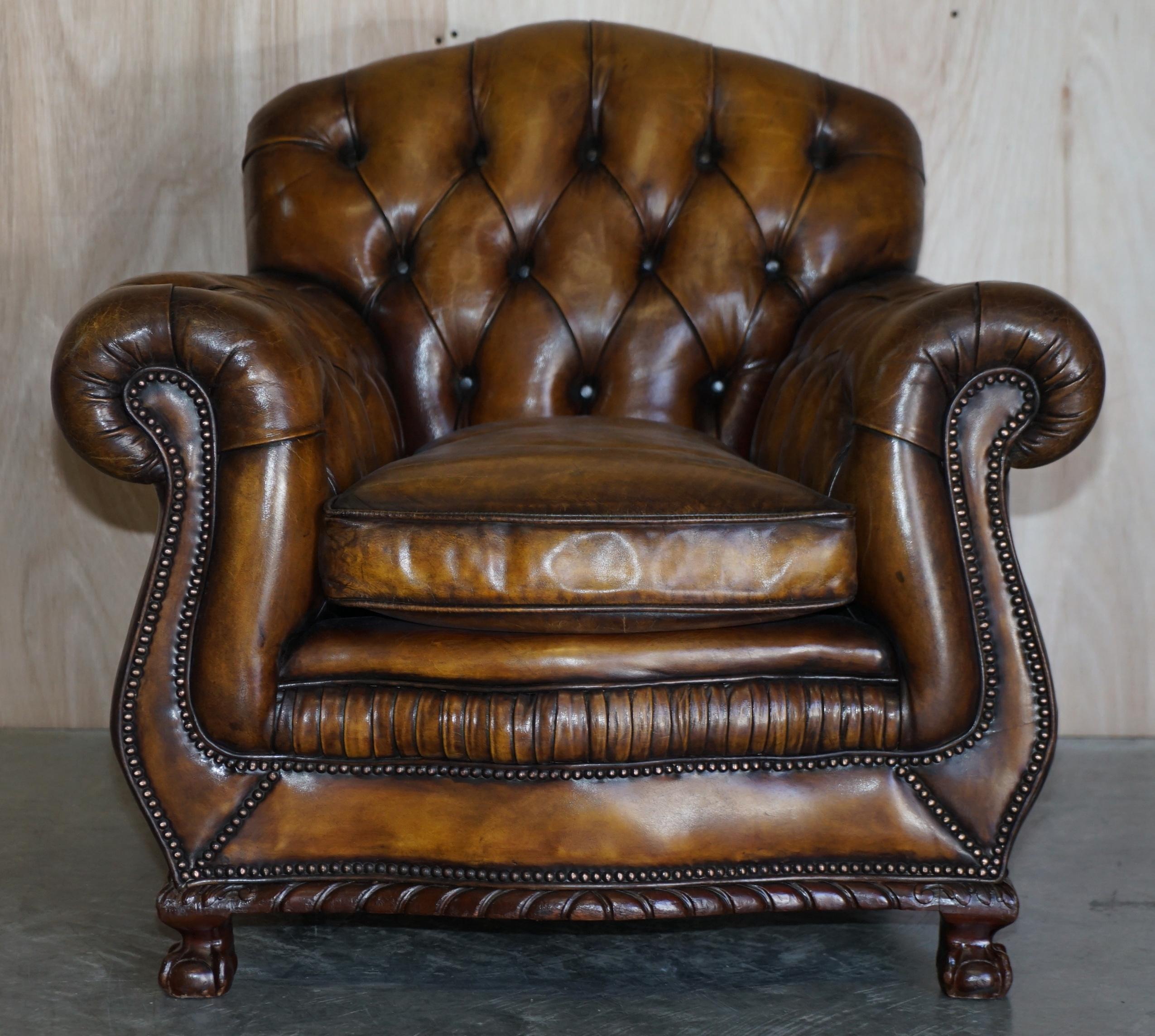 Victorien Paire de fauteuils anciens en cuir marron de style Thomas Chippendale de Chesterfield en vente