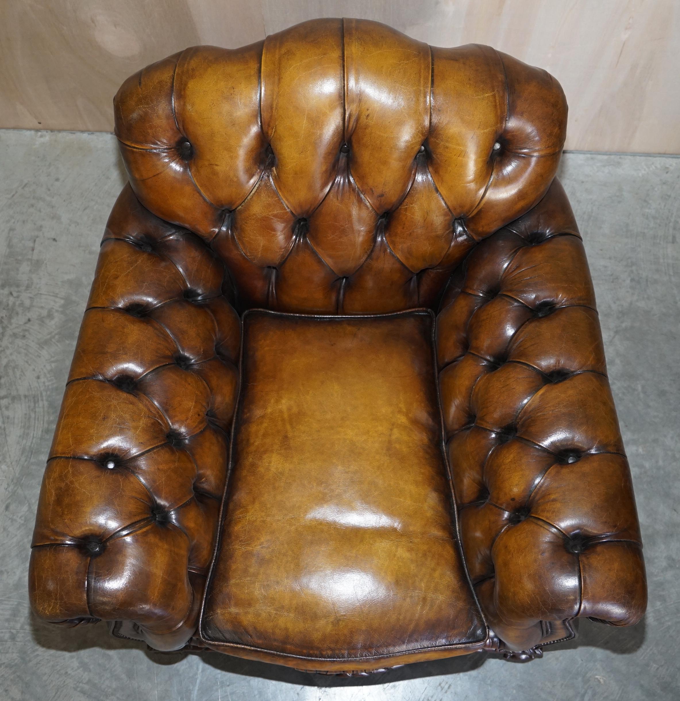 Fait main Paire de fauteuils anciens en cuir marron de style Thomas Chippendale de Chesterfield en vente