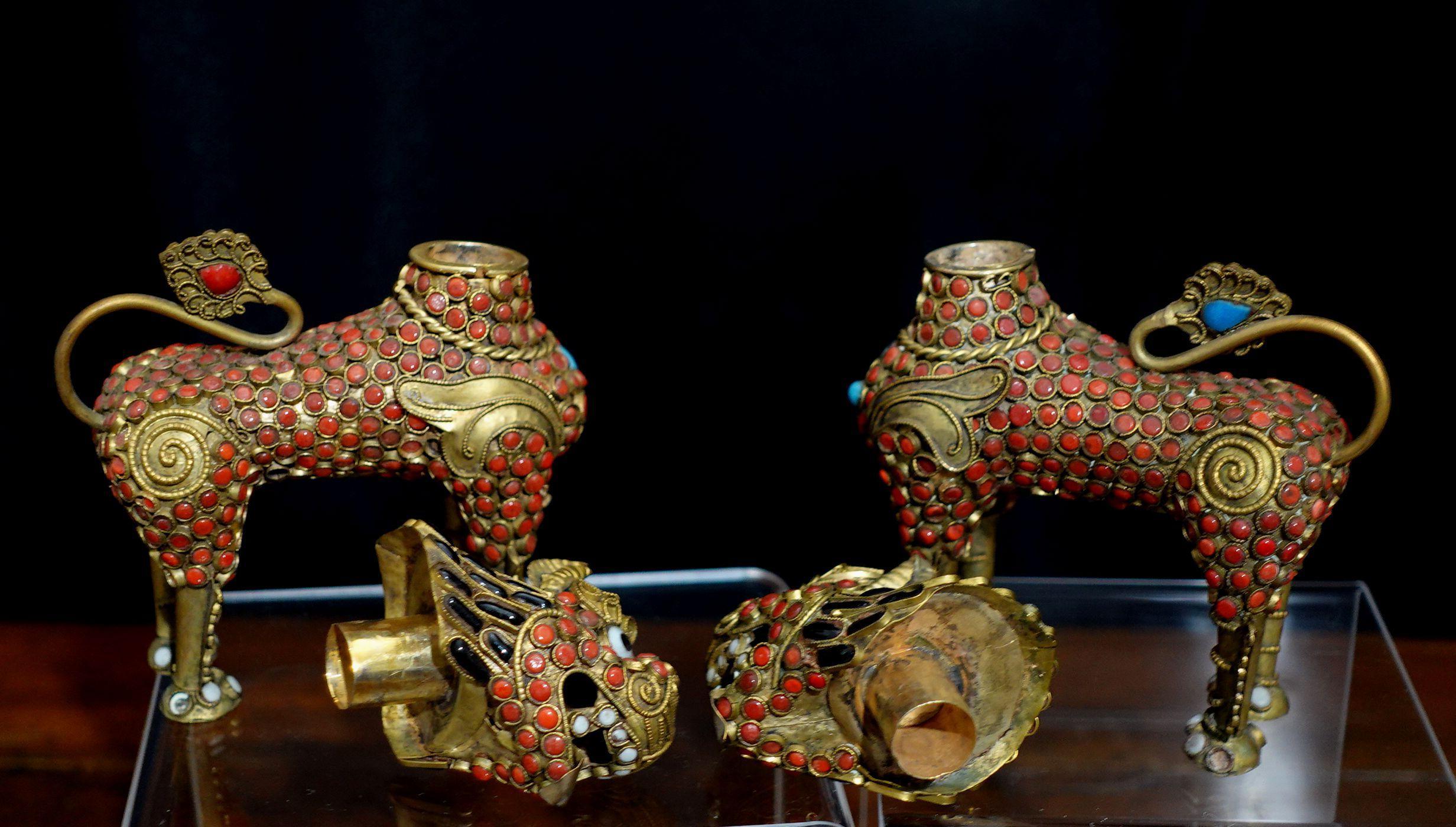 Antique Pair of Tibetan Enamel Jeweled Foo Lions / Dogs Snuff Bottles 5