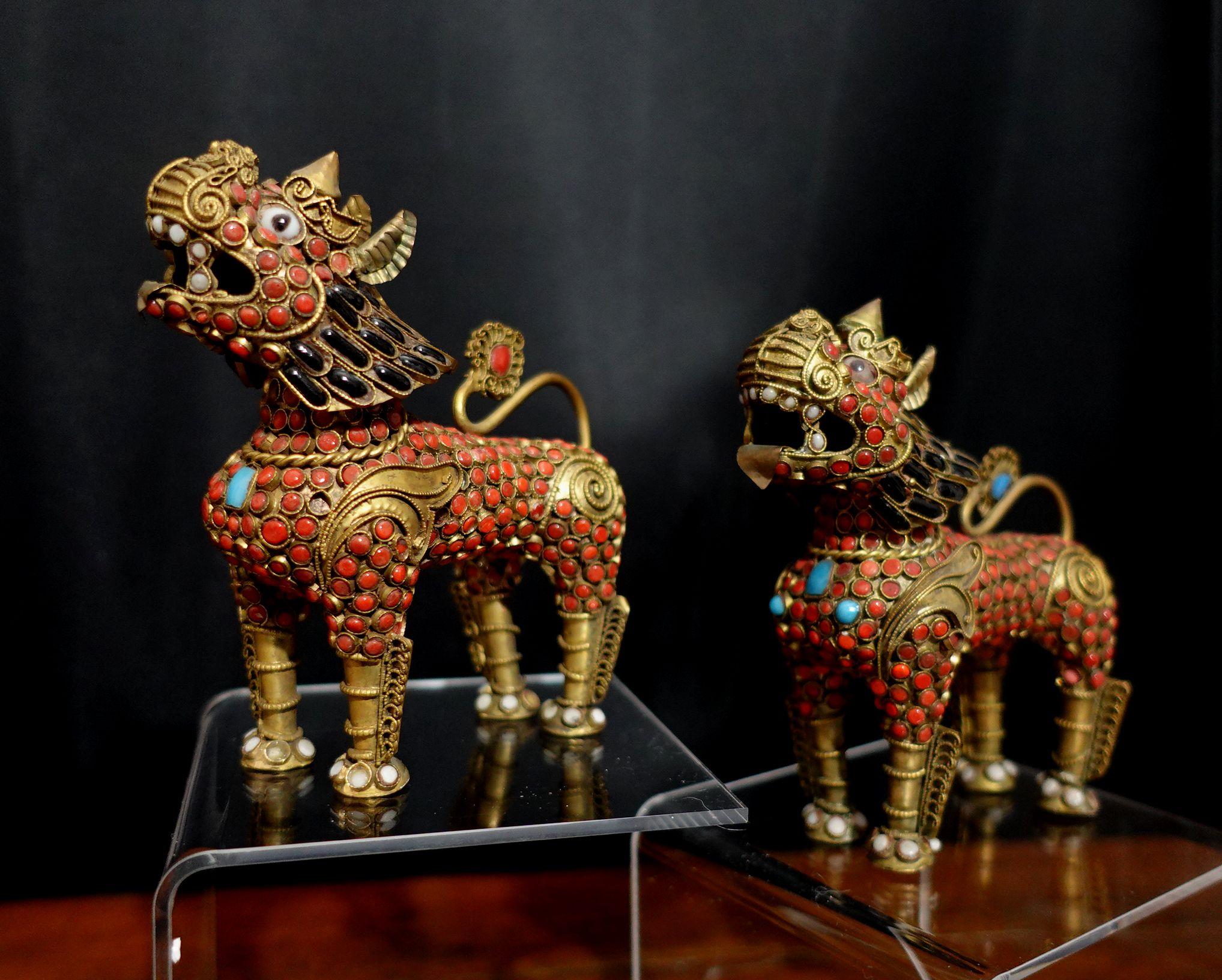 Antique Pair of Tibetan enamel jeweled Foo lions/dogs snuff bottles
This detailed mythical creature is applied with genuine semi-precious stones of turquoise, coral, onyx. Each and every stone, intact! The headpiece can be removed to serve as a