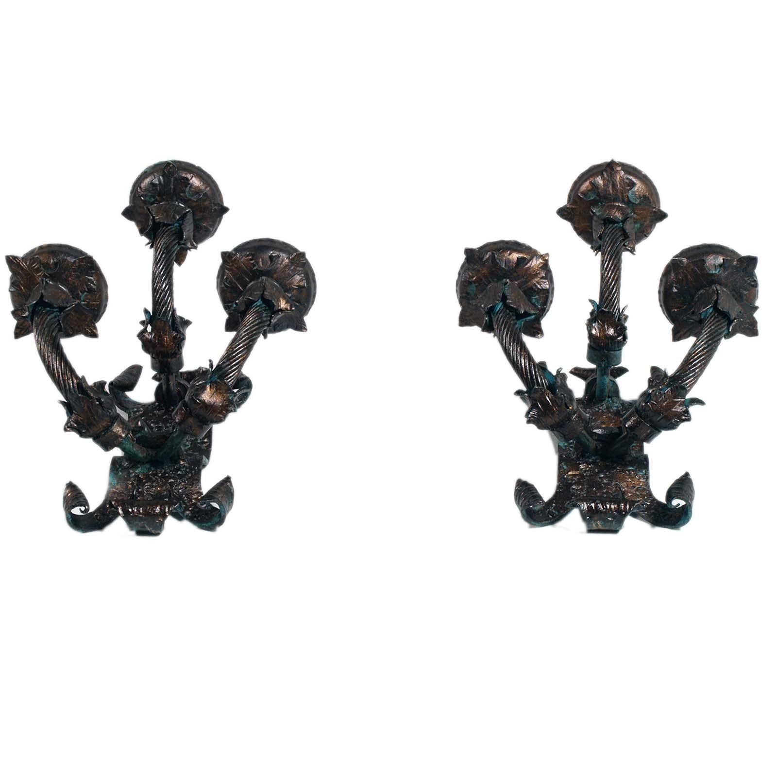 Superb antique pair of Tuscan Renaissance outdoor wall lights in gold-green patinated wrought iron, with engravings, leaves and twisted arms. With 3 lamp holders facing upwards