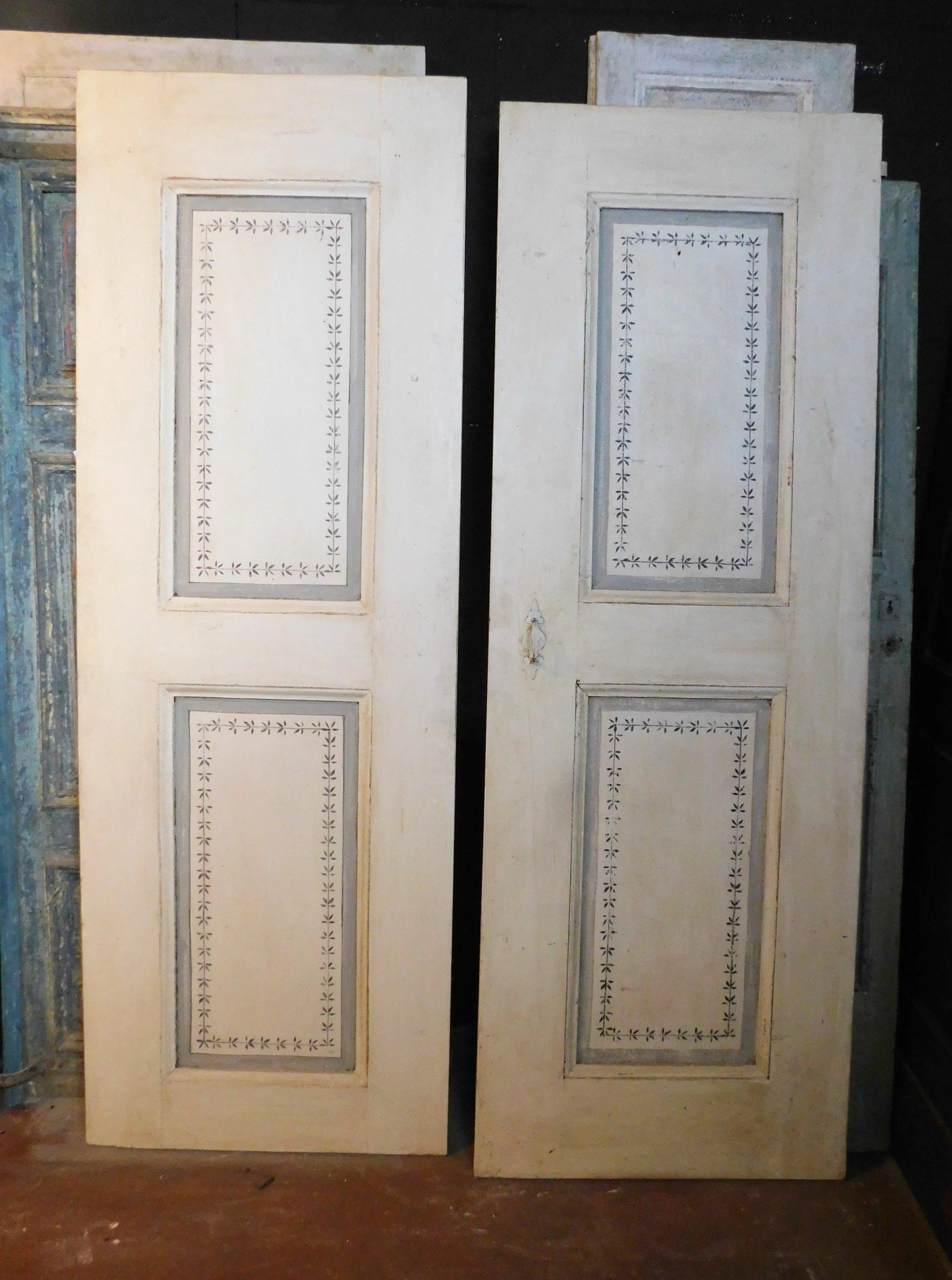 Ancienne paire de portes laquées à deux panneaux, avec des décorations de feuilles en blanc et gris, fabriquées au XIXe siècle en Italie.
No. 2 portes identiques, décorées de la même manière devant et derrière, également adaptées au coulissant, car