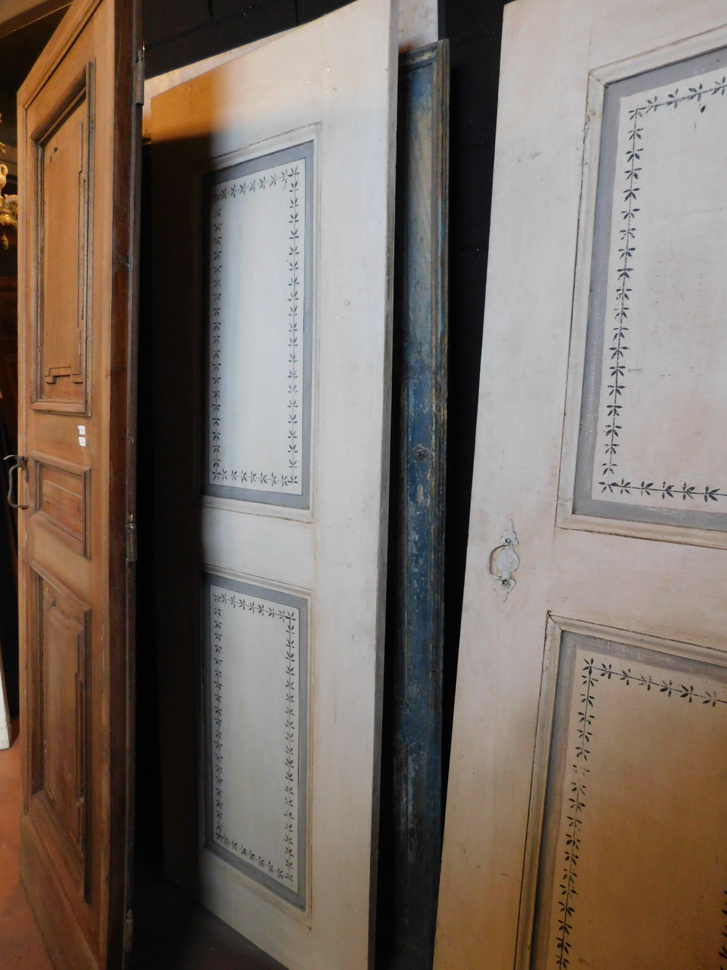 Peint à la main Paire de portes anciennes à deux panneaux laqués:: blanc et gris:: 19ème siècle:: Italie en vente
