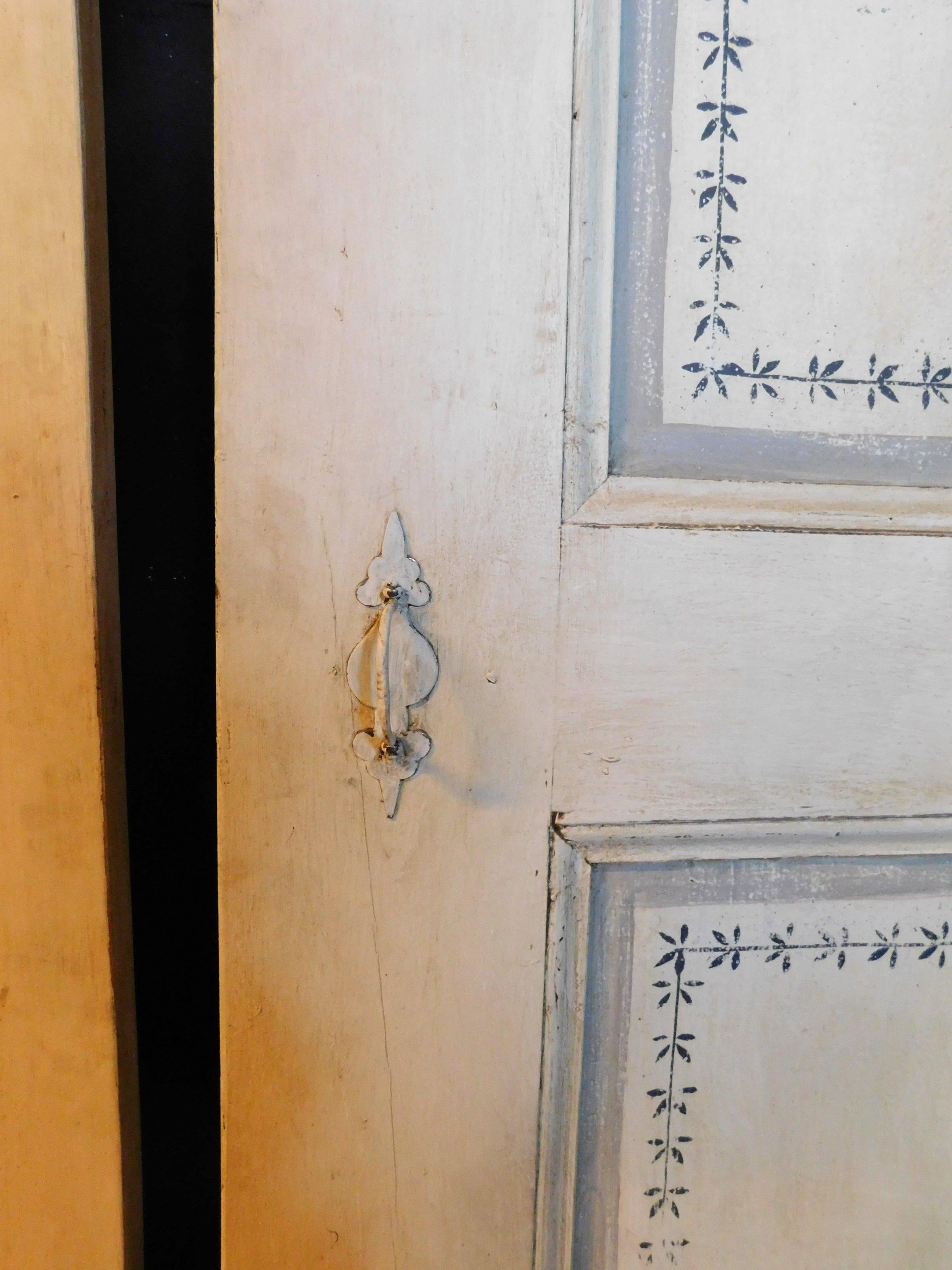 Paire de portes anciennes à deux panneaux laqués:: blanc et gris:: 19ème siècle:: Italie en vente 1
