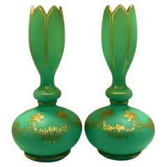 Paire de vases anciens en verre opalin vert uranium, 19ème siècle