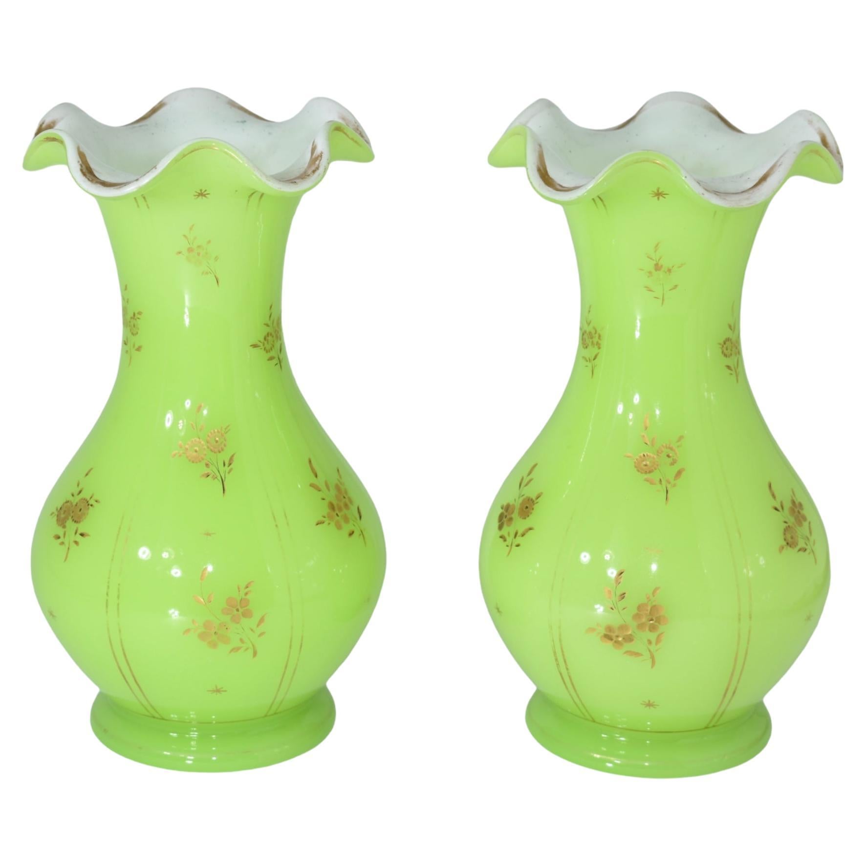 Antikes Paar Vasen, französisches Uraniumglas, grünes Opalglas, 19. Jahrhundert (Vergoldet) im Angebot