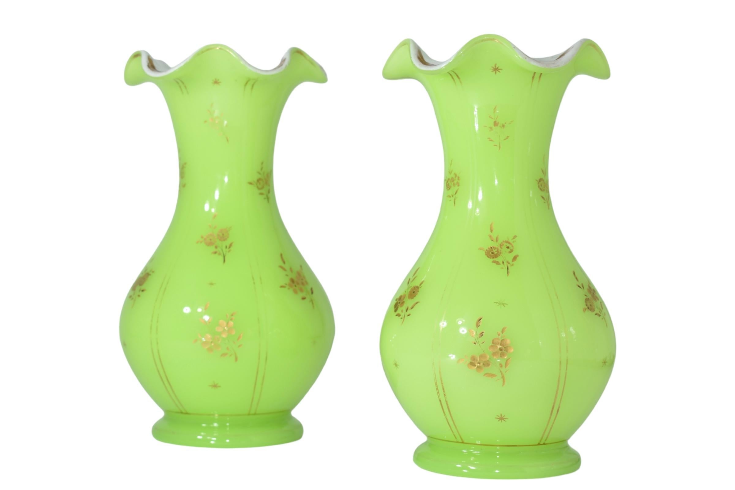 Antikes Paar Vasen, französisches Uraniumglas, grünes Opalglas, 19. Jahrhundert im Zustand „Gut“ im Angebot in Rostock, MV
