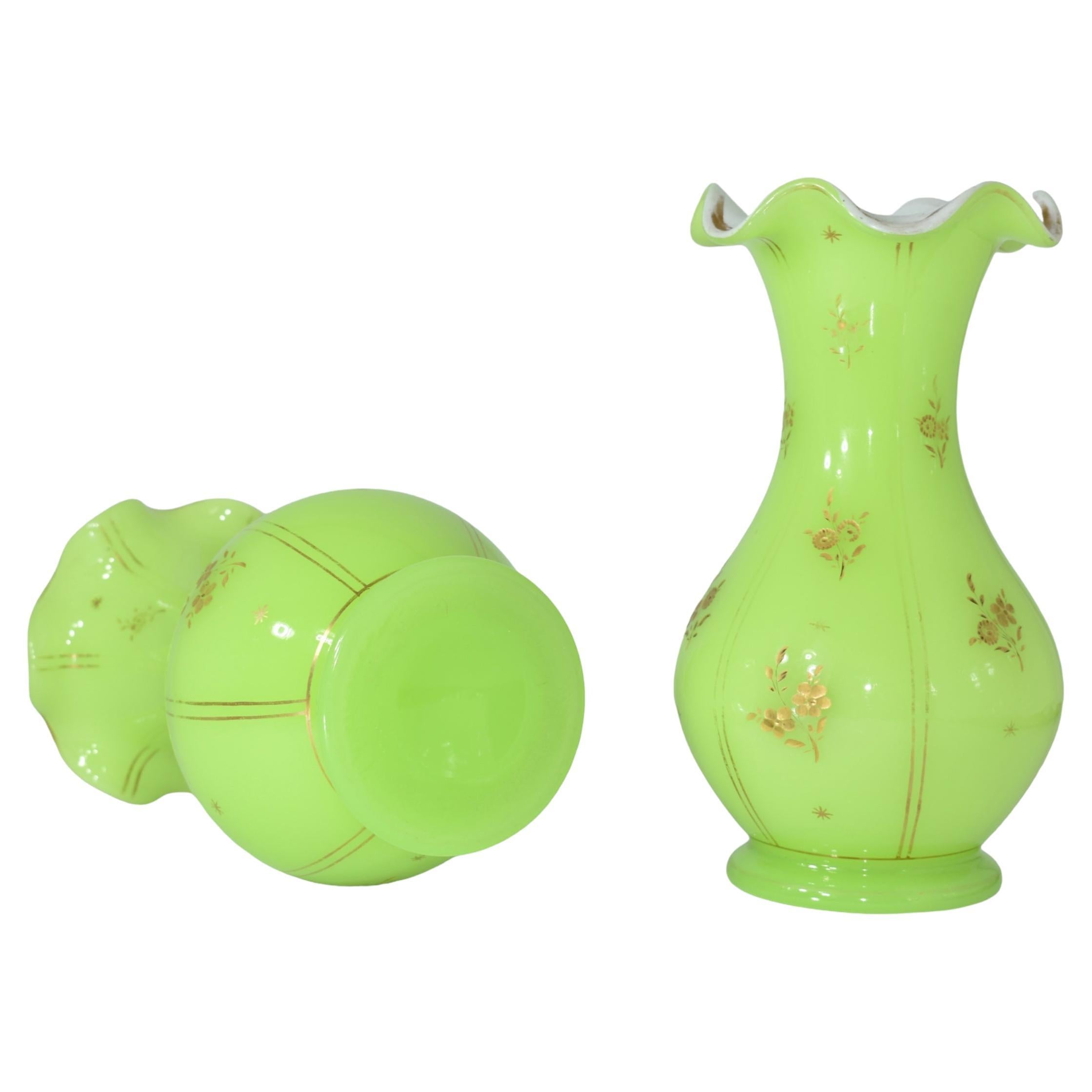 Antikes Paar Vasen, französisches Uraniumglas, grünes Opalglas, 19. Jahrhundert im Angebot 1