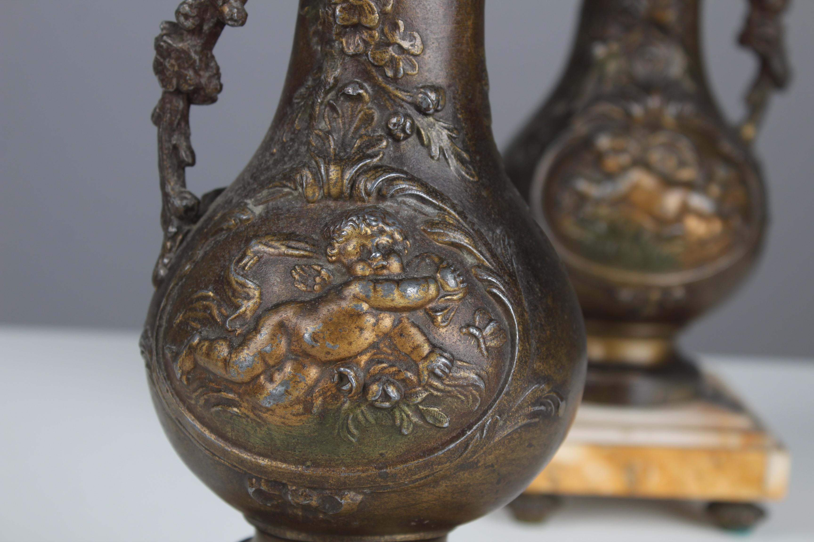 Antikes Paar Vasen auf einem Marmorsockel, Frankreich, 1900er Jahre (Französisch) im Angebot