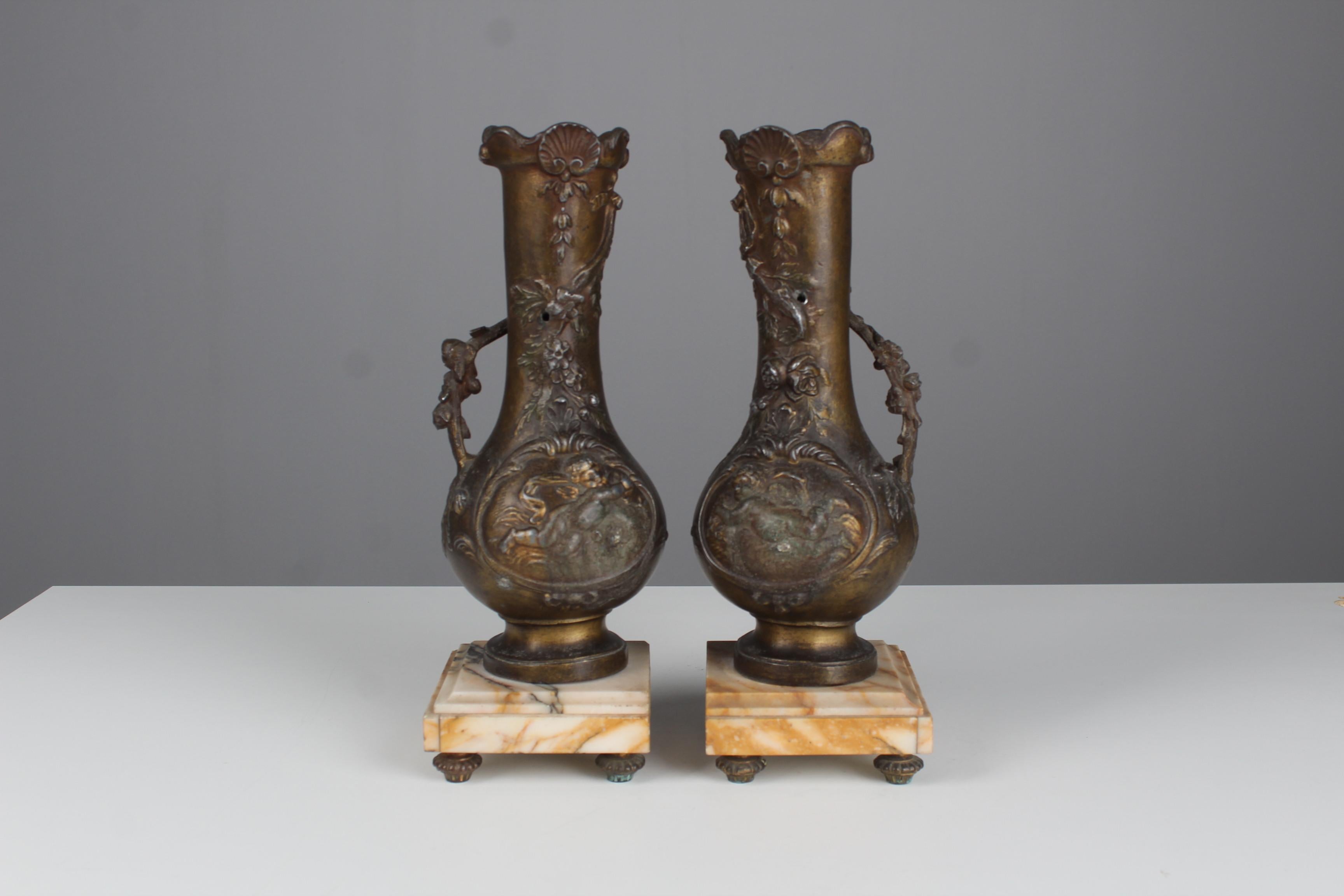 Antikes Paar Vasen auf einem Marmorsockel, Frankreich, 1900er Jahre (Zink) im Angebot