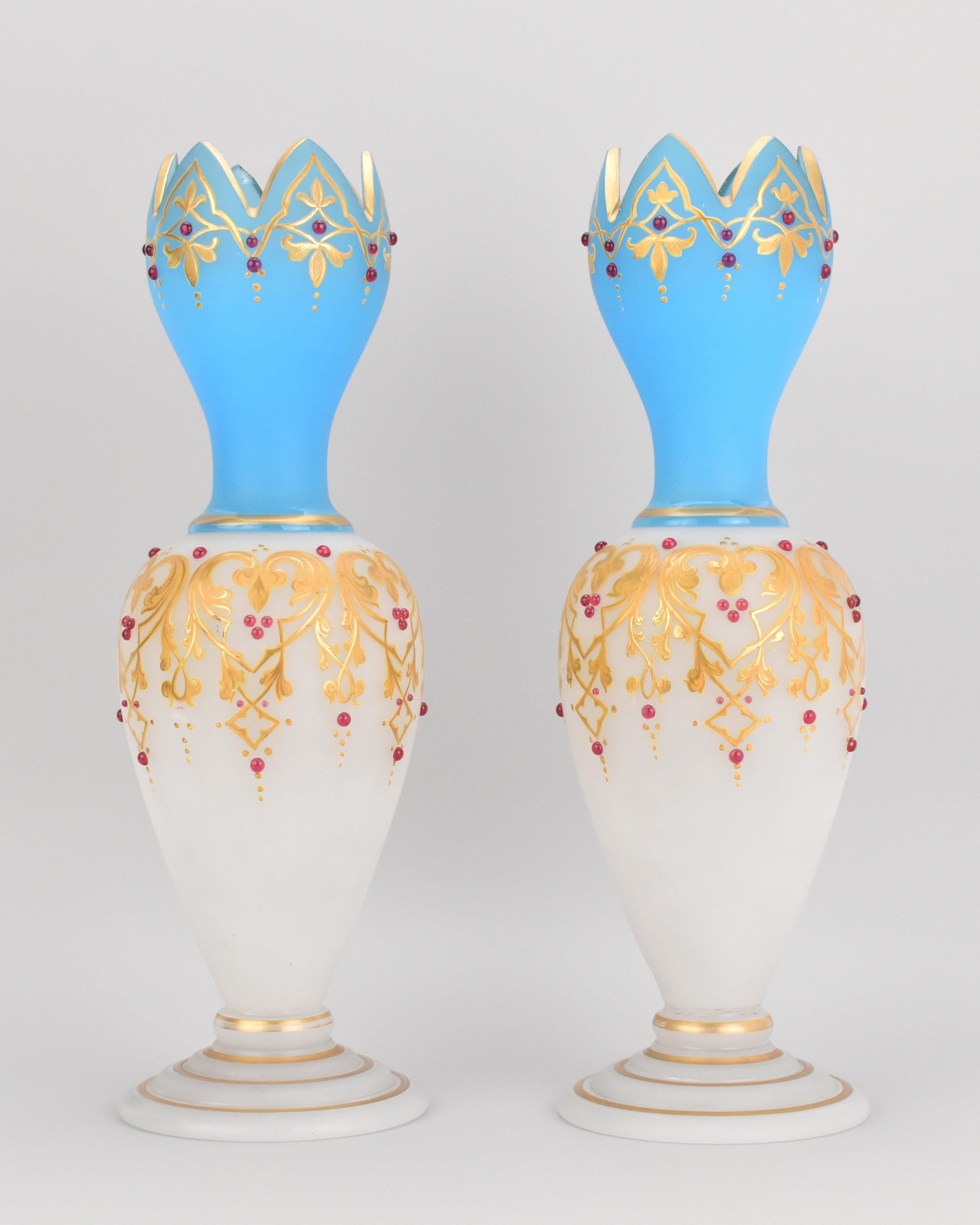 Vases exquis en verre opalin blanc et bleu décorés à la main avec des perles d'or, d'émail et de bijoux - France, vers 1860

Ces étonnants vases en verre opale blanc et bleu sont décorés à la main de façon complexe avec de l'émail d'or 24k mat et