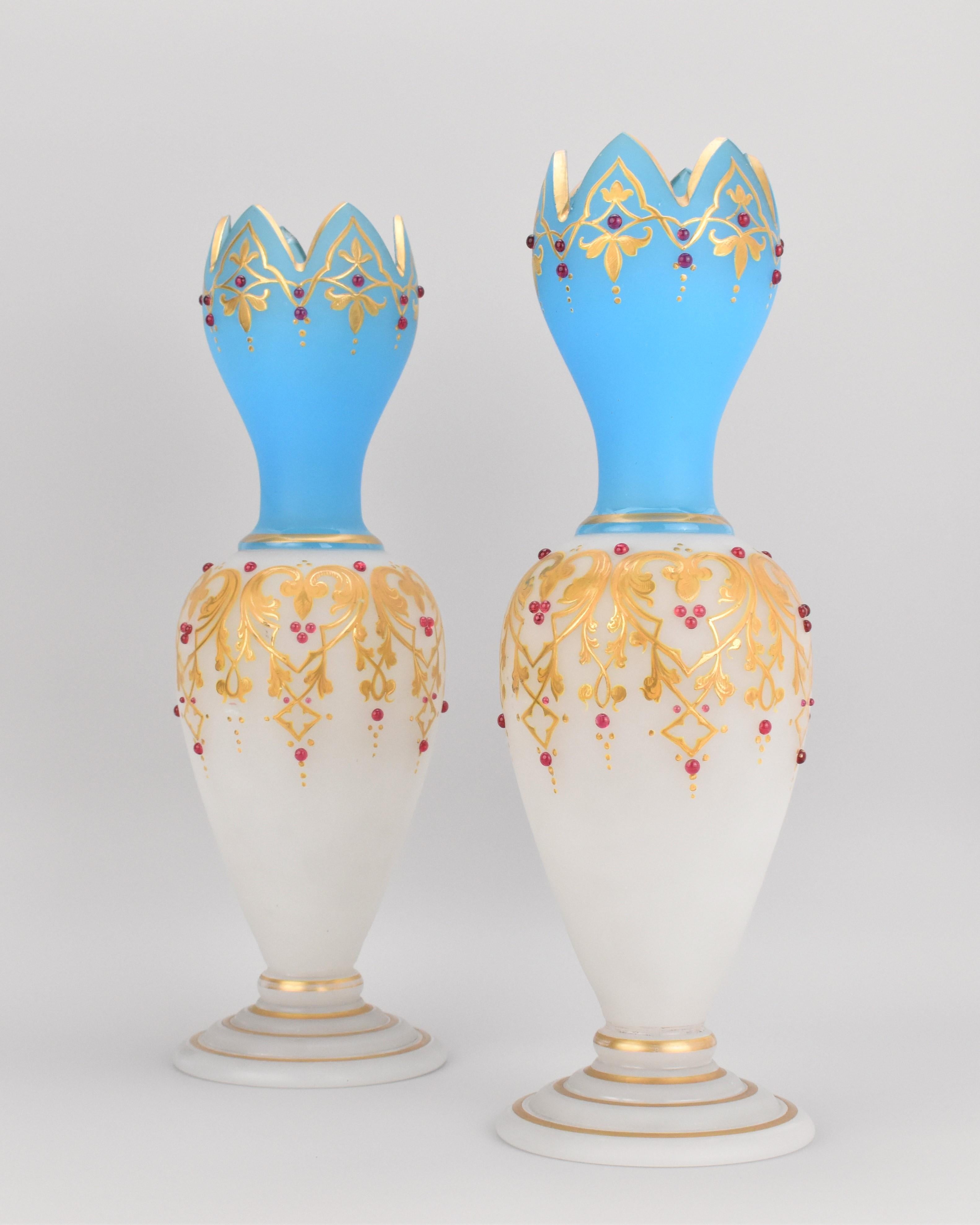 Français Paire de vases anciens en verre opale opalin 19ème siècle en vente