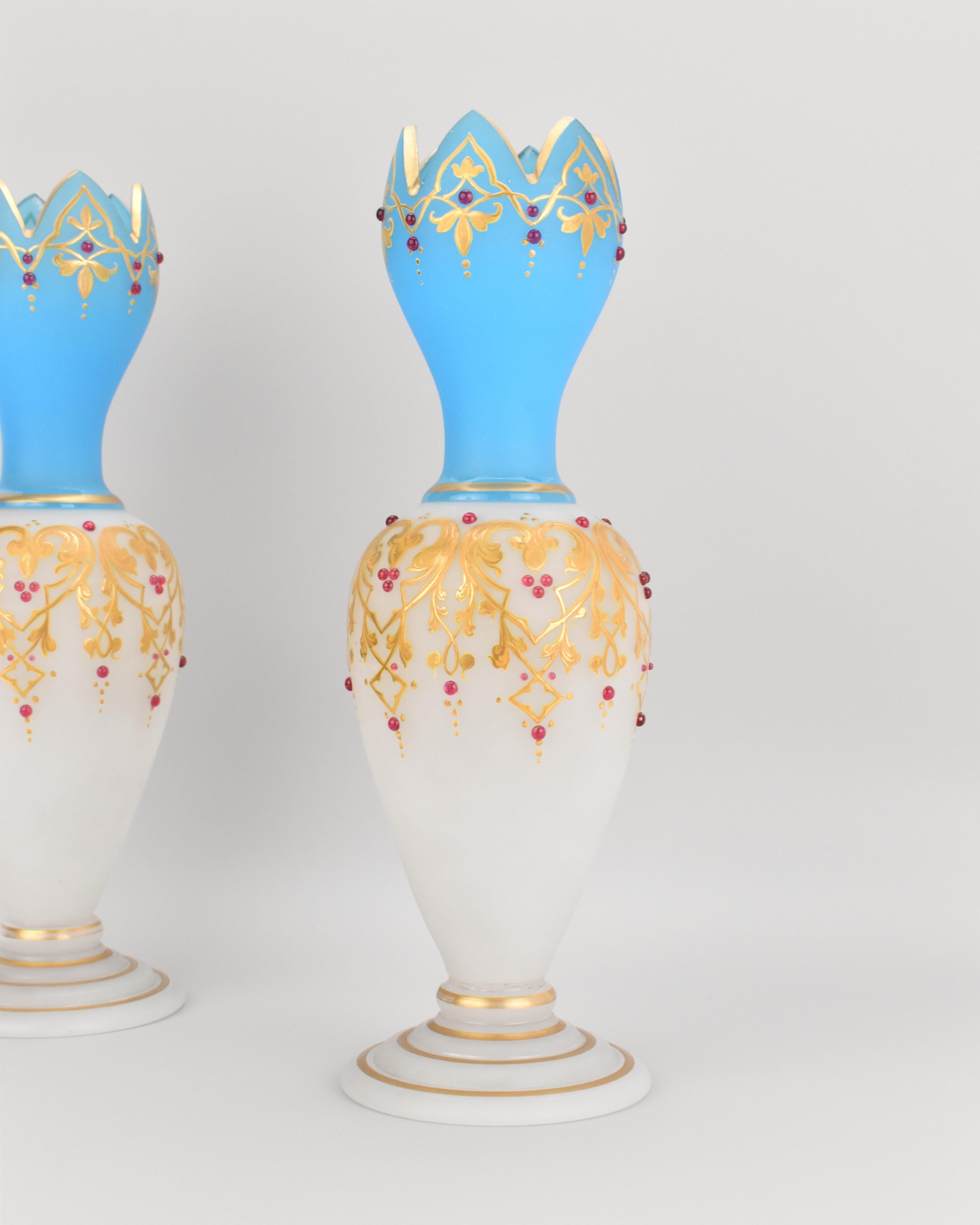 Émaillé Paire de vases anciens en verre opale opalin 19ème siècle en vente
