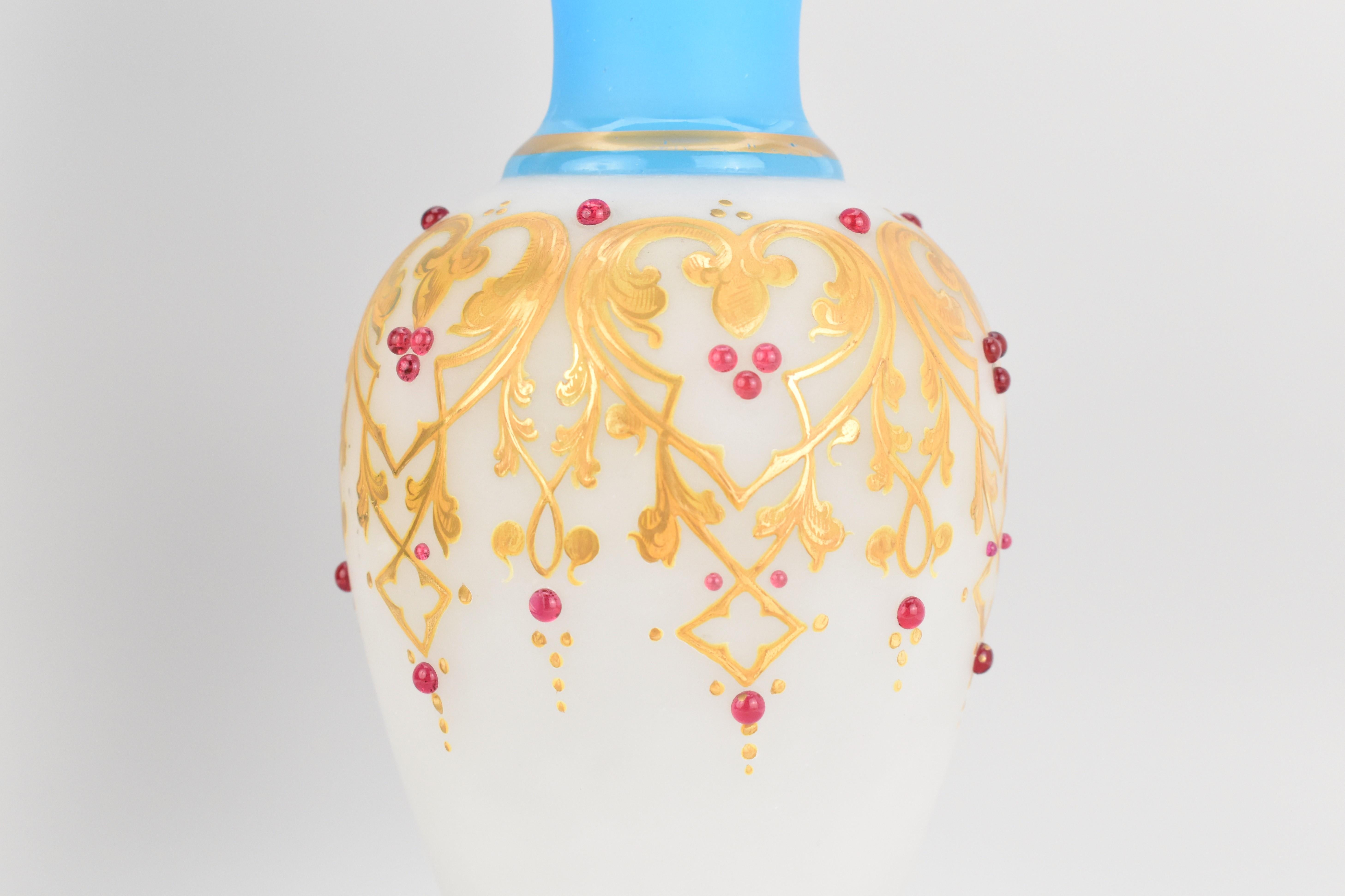 Paire de vases anciens en verre opale opalin 19ème siècle Bon état - En vente à Rostock, MV