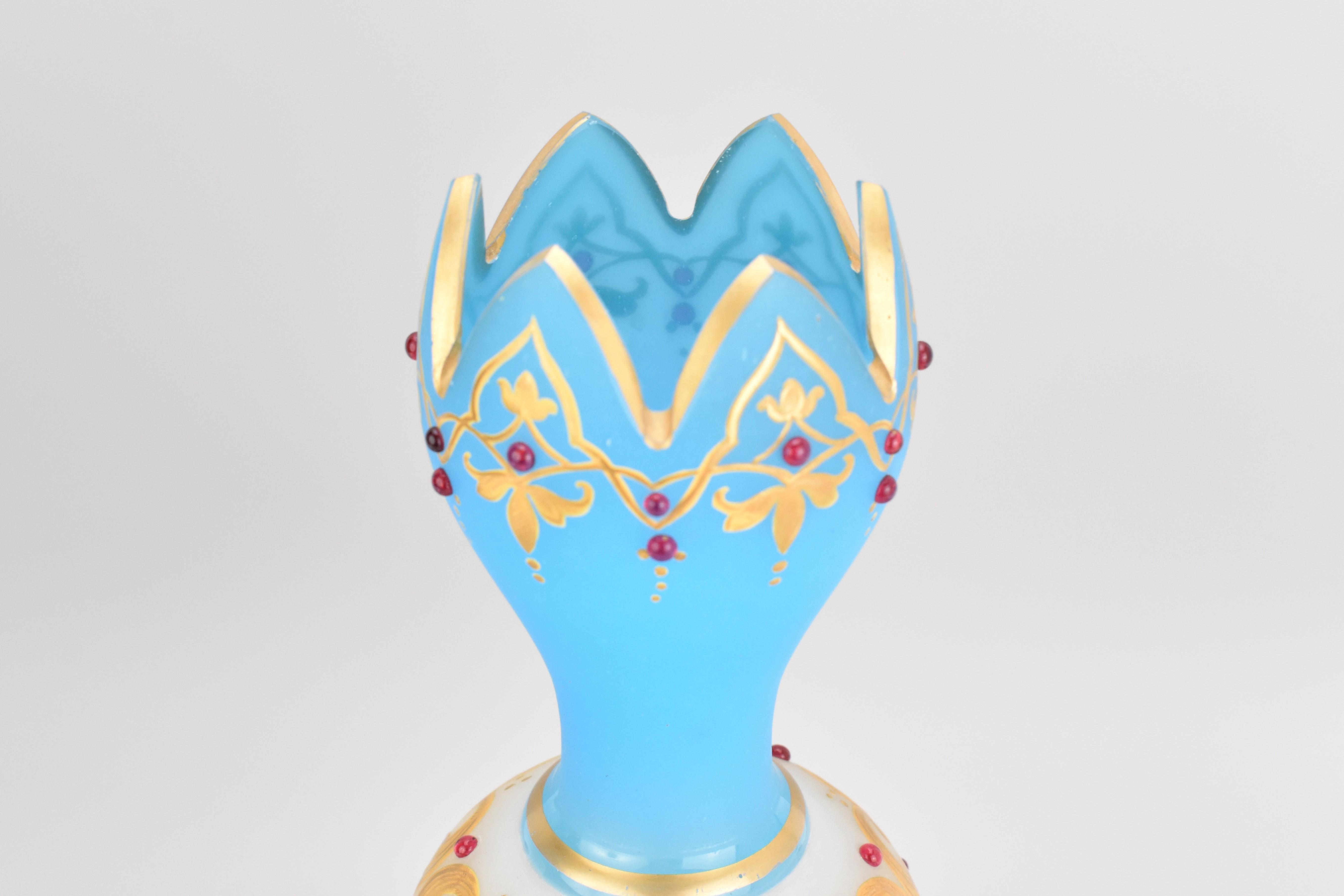 Or Paire de vases anciens en verre opale opalin 19ème siècle en vente